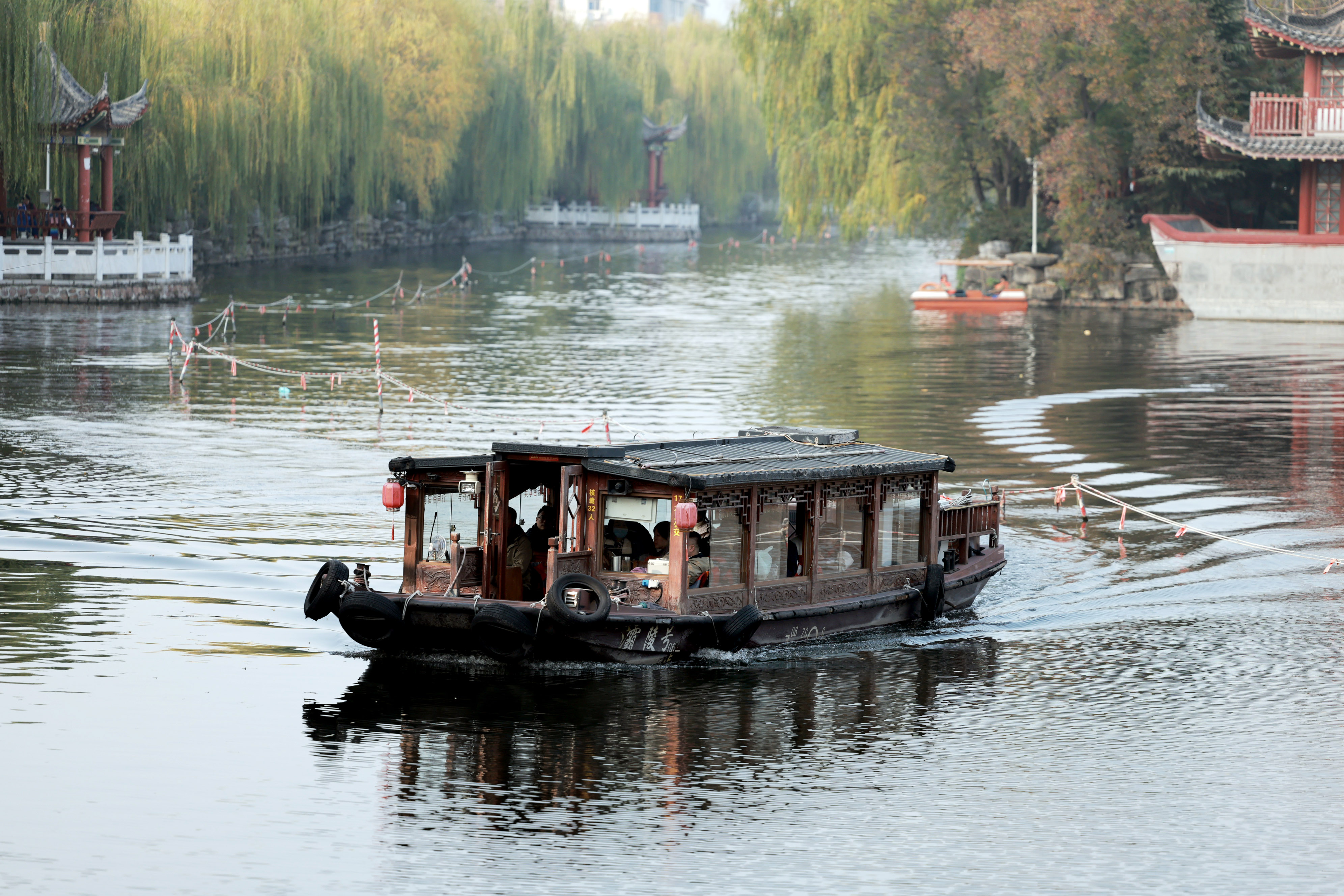 11月13日，湖面上的仿古游船划过一道优美的弧线。