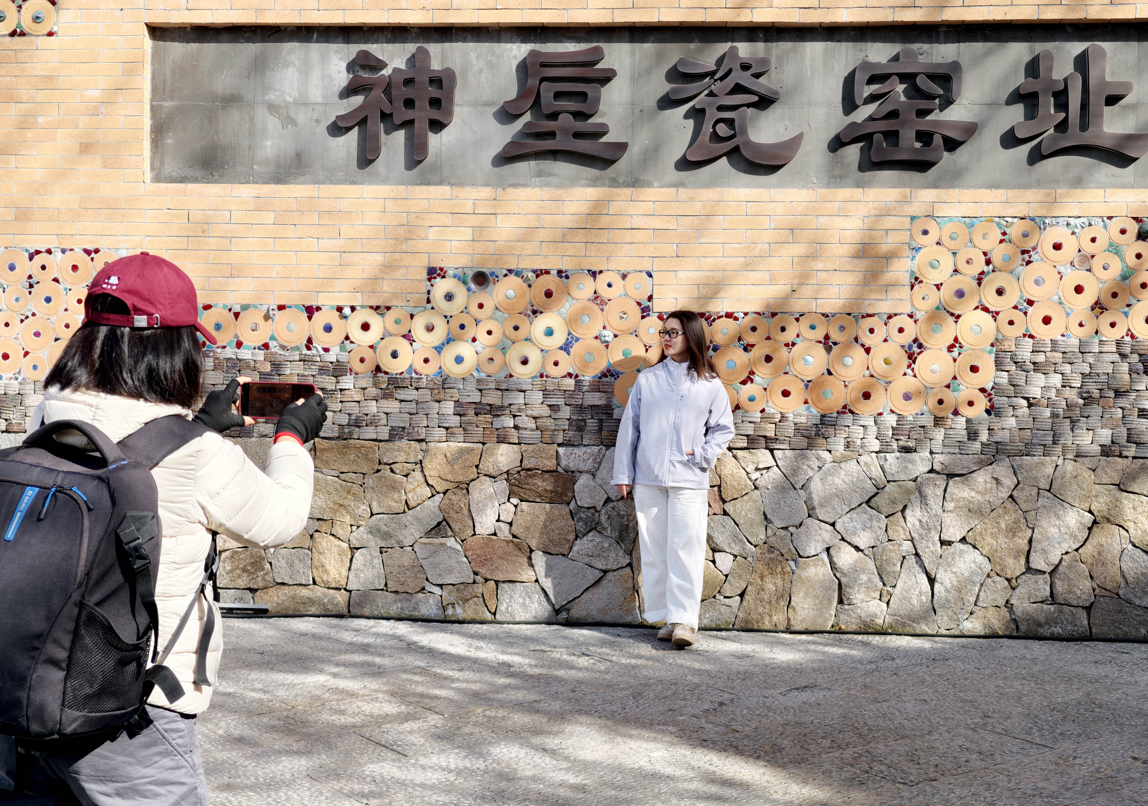 神垕瓷窑址吸引摄影家拍照留影。 神垕瓷窑址吸引摄影家拍照留影。