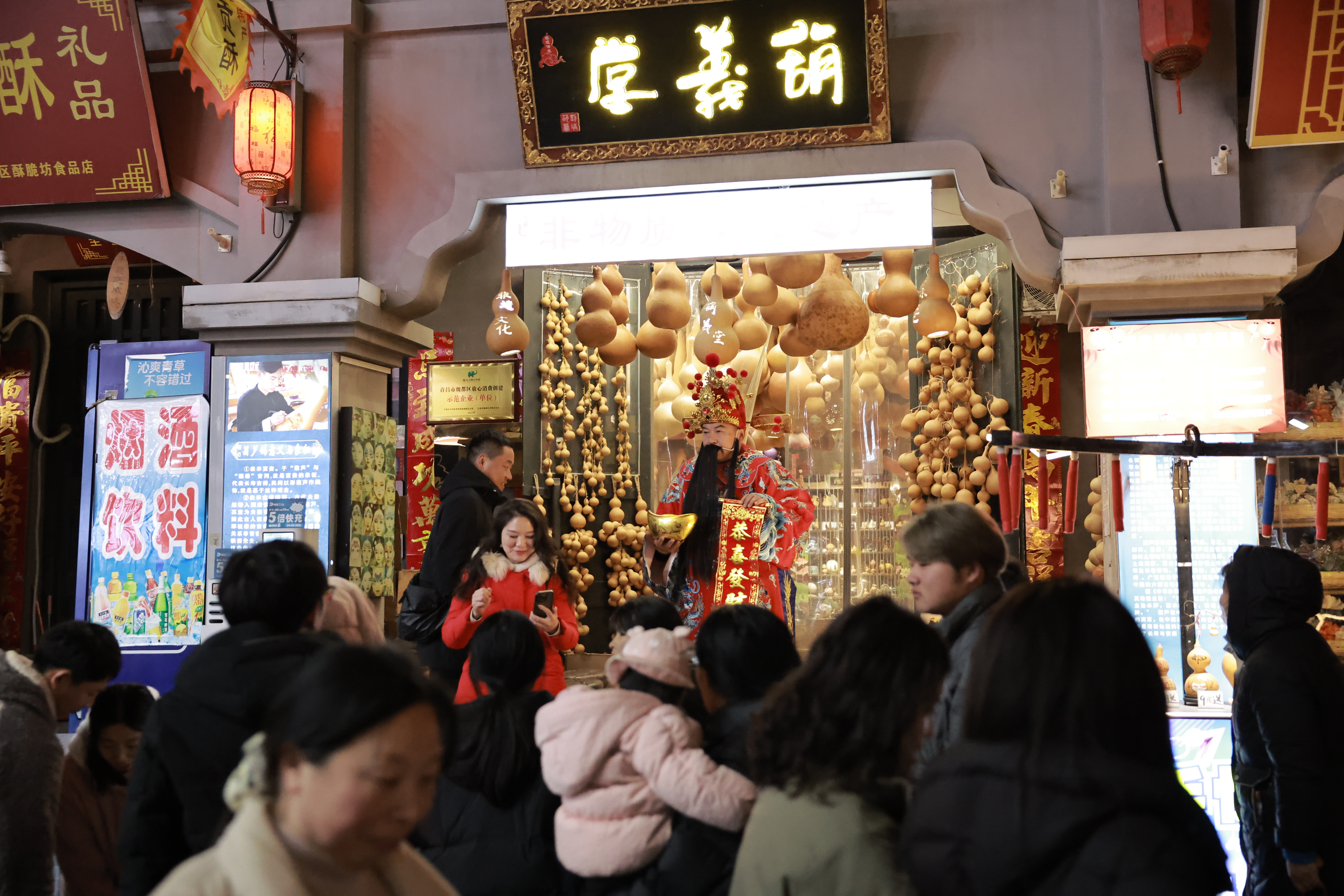 1月16日，市民与游客在曹魏古城游玩。