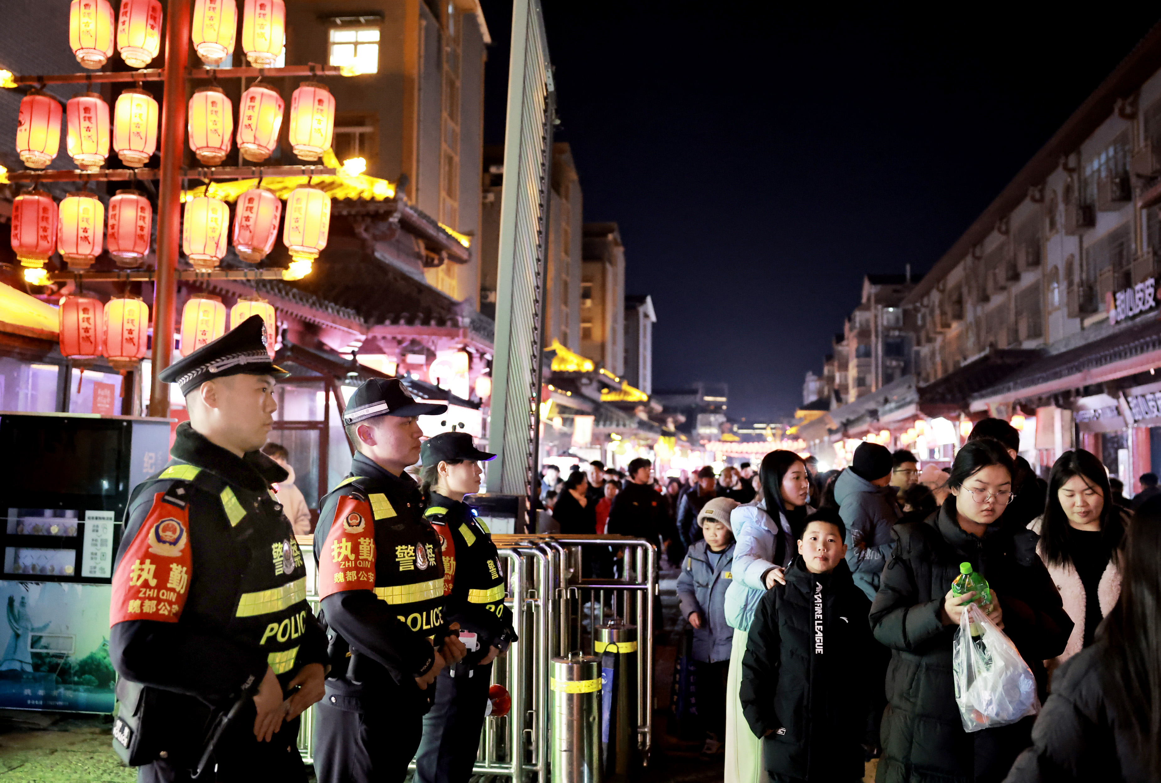 1月16日，公安干警在曹魏古城站岗执勤。
