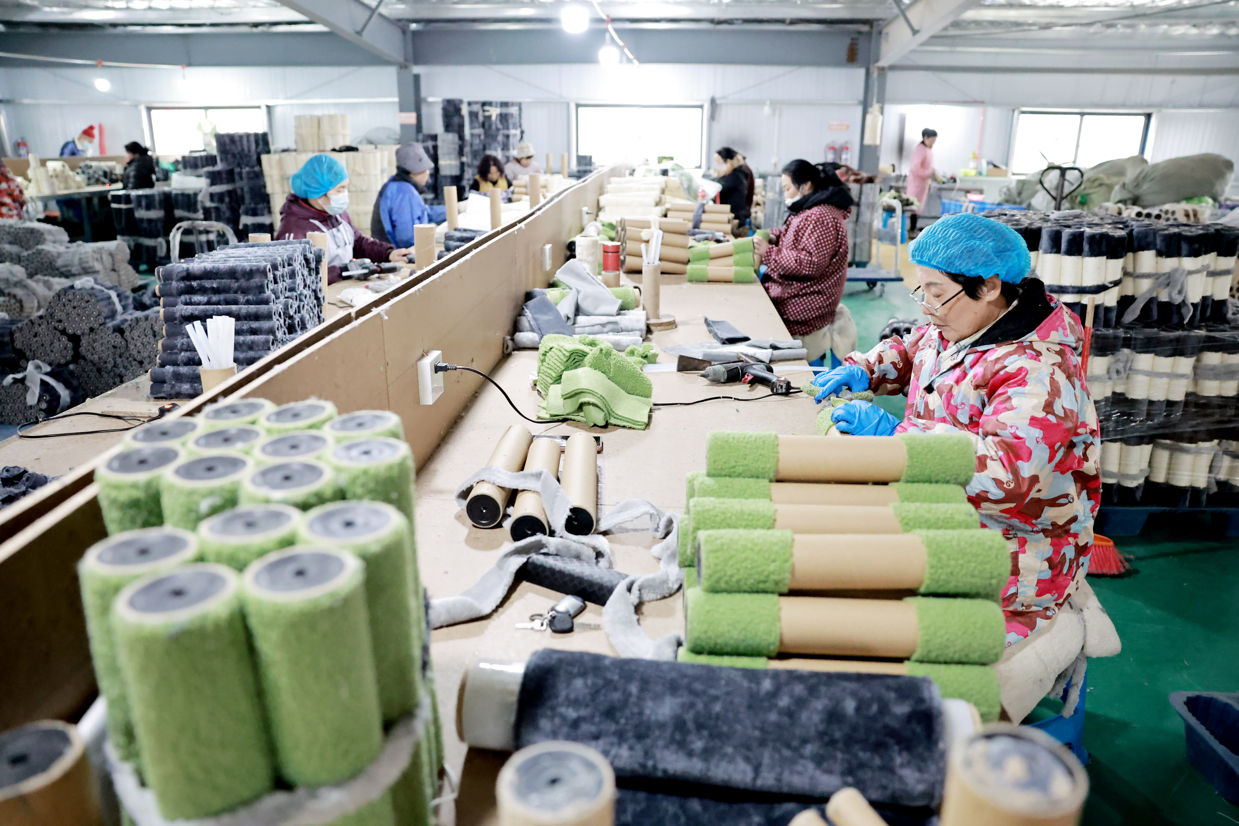 工人忙着生产猫爬架产品。 工人忙着生产猫爬架产品。