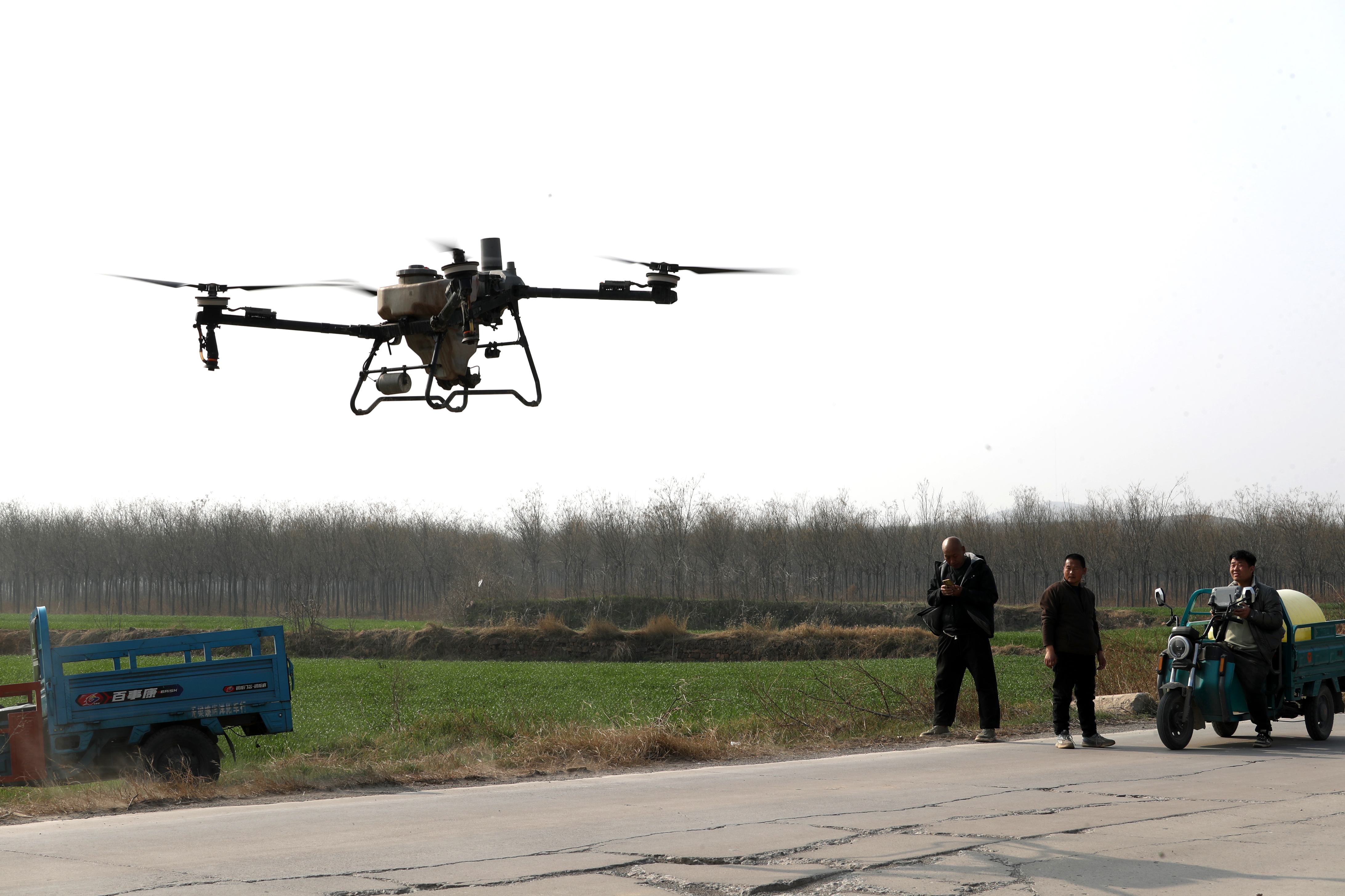 3月10日,种粮大户操作植保无人机在禹州市无梁镇黄山村麦田里作业。 3月10日,种粮大户操作植保无人机在禹州市无梁镇黄山村麦田里作业。