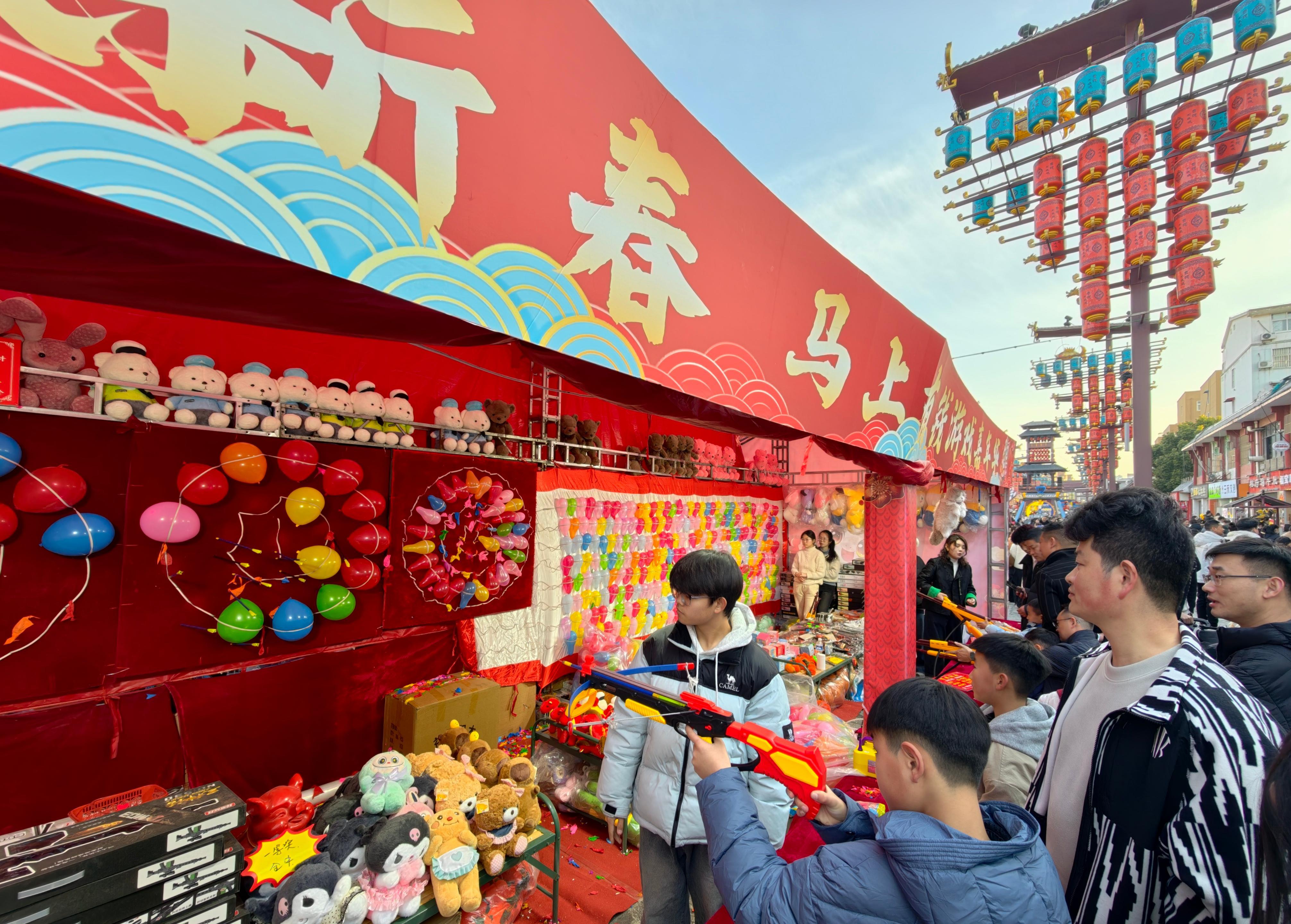 2月18日，市民与游客在曹魏不夜城步行街体验娱乐项目。