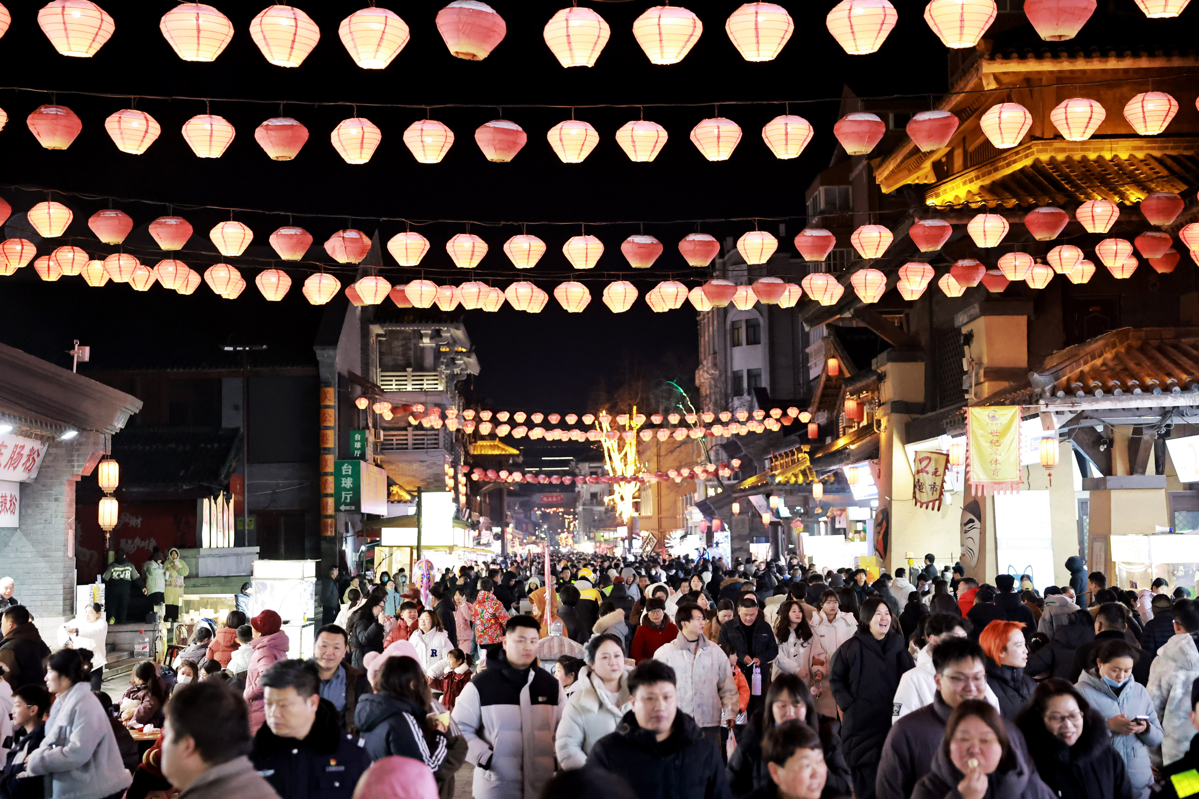 1月16日，曹魏古城游人如织。