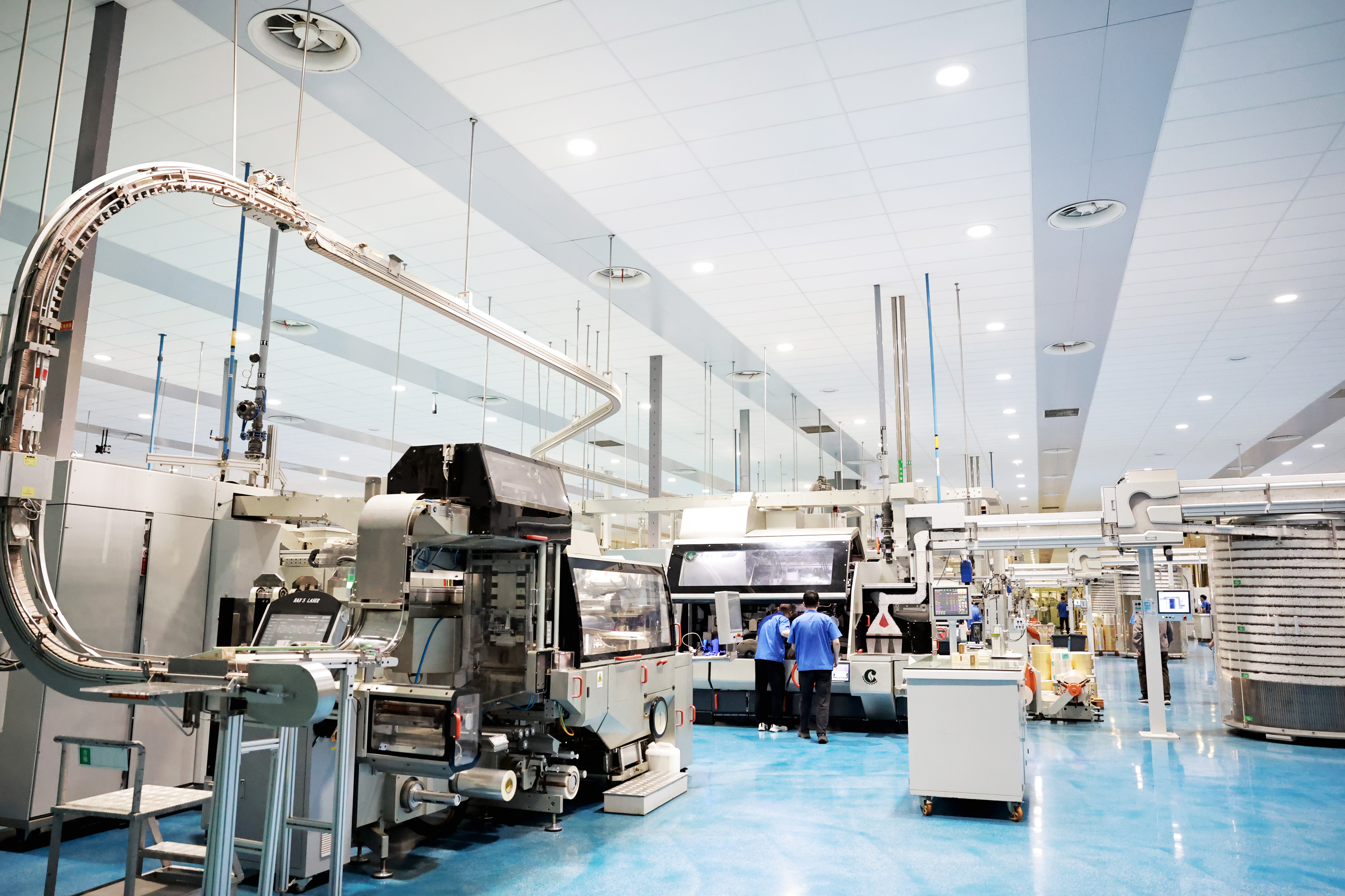 员工在生产线上忙生产。 员工在生产线上忙生产。