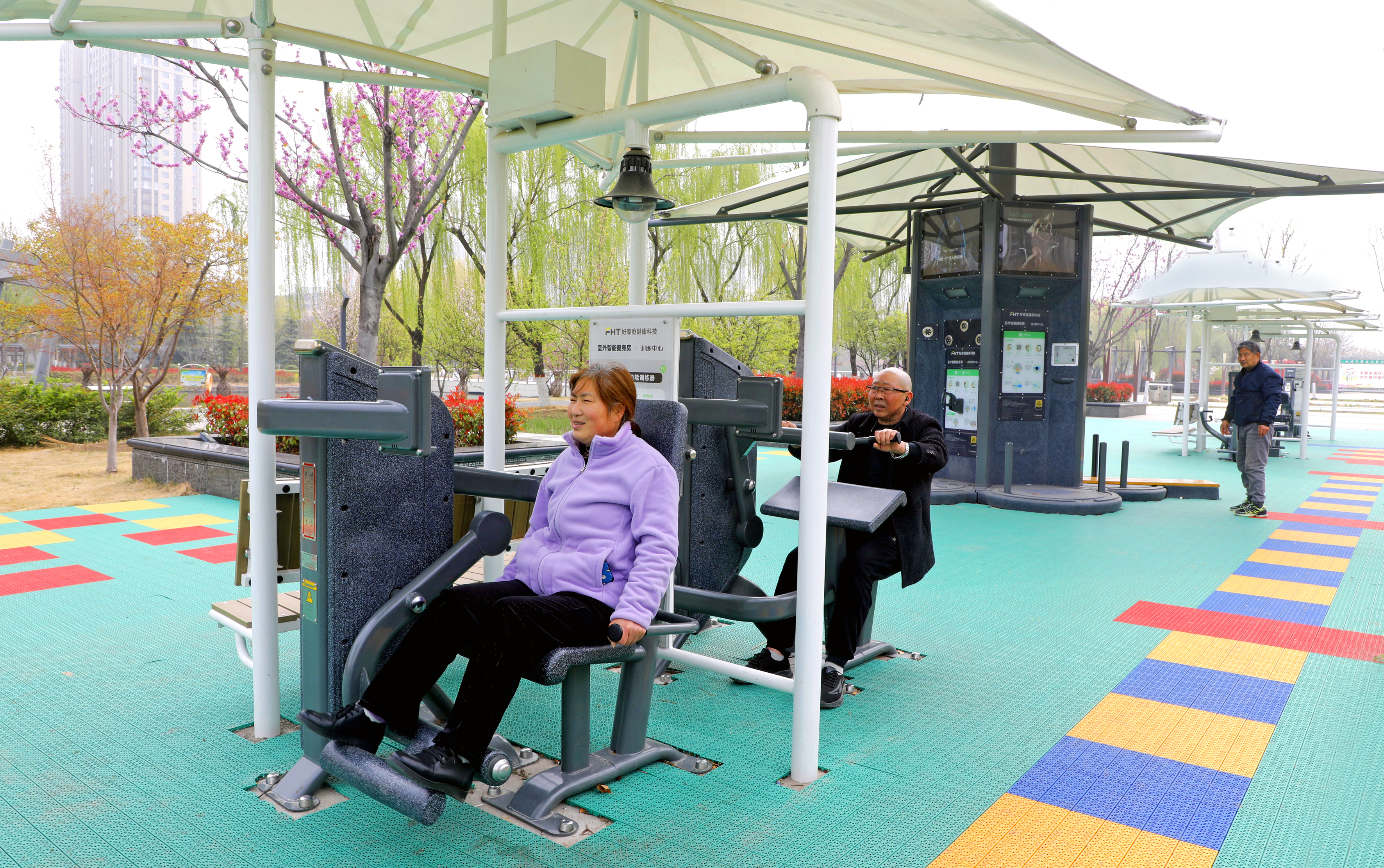 全民健身 乐享春日时光。本报记者 谭宜姝 摄.jpg