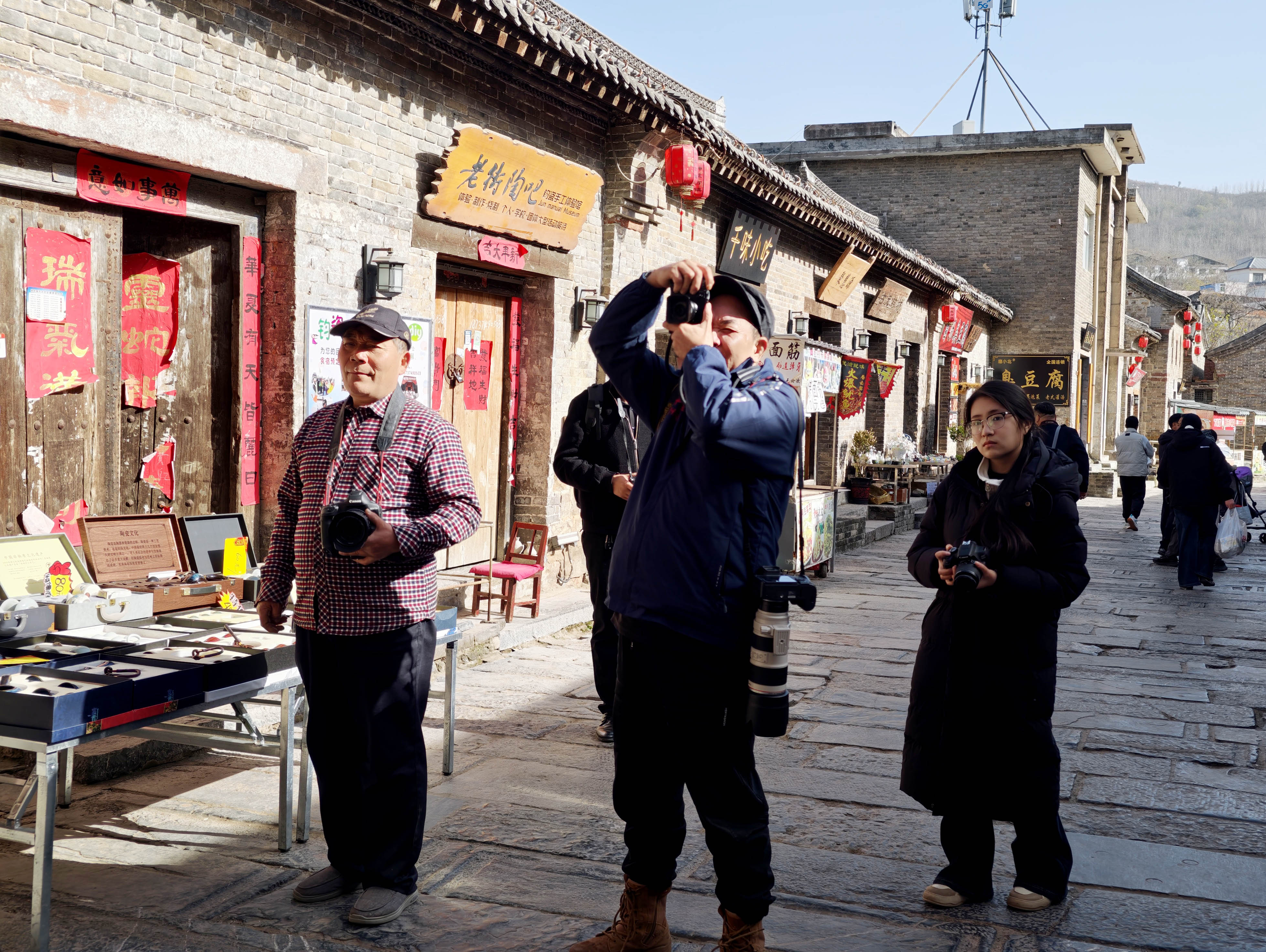 摄影家在古镇拍摄创作。 摄影家在古镇拍摄创作。