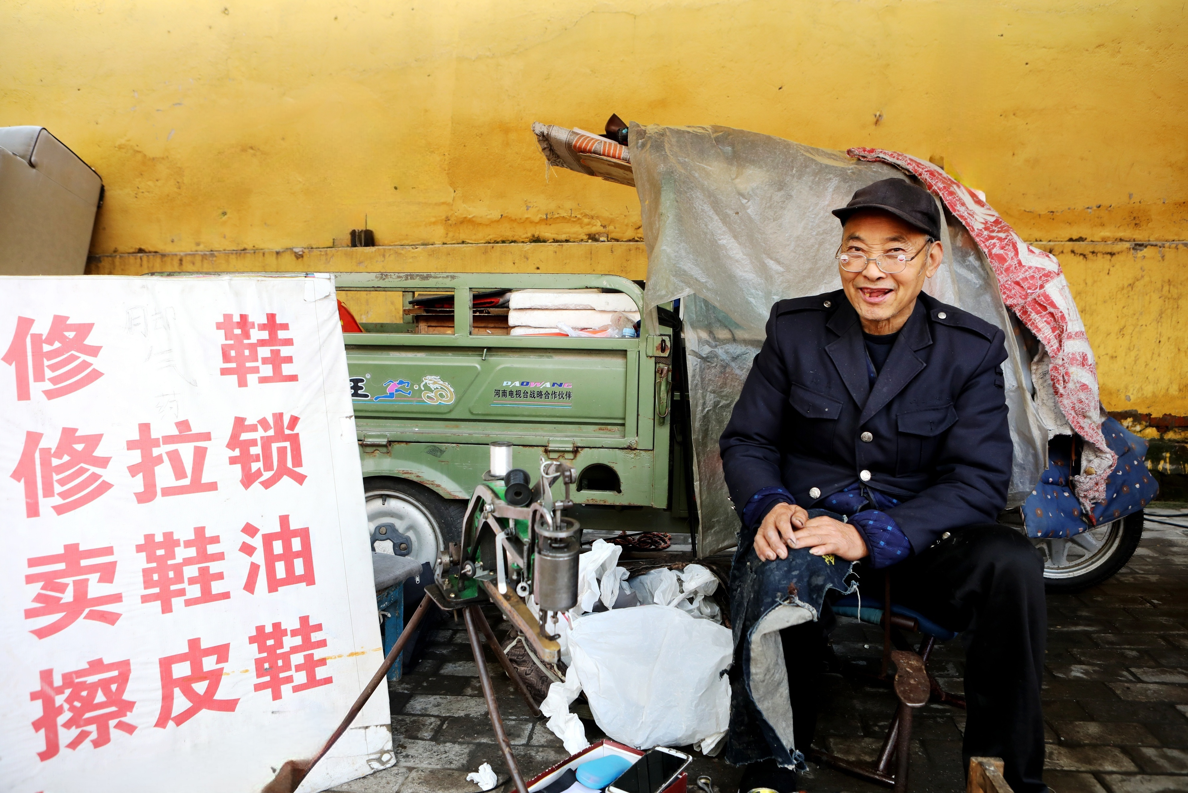 马岁同师傅正在等待顾客上门