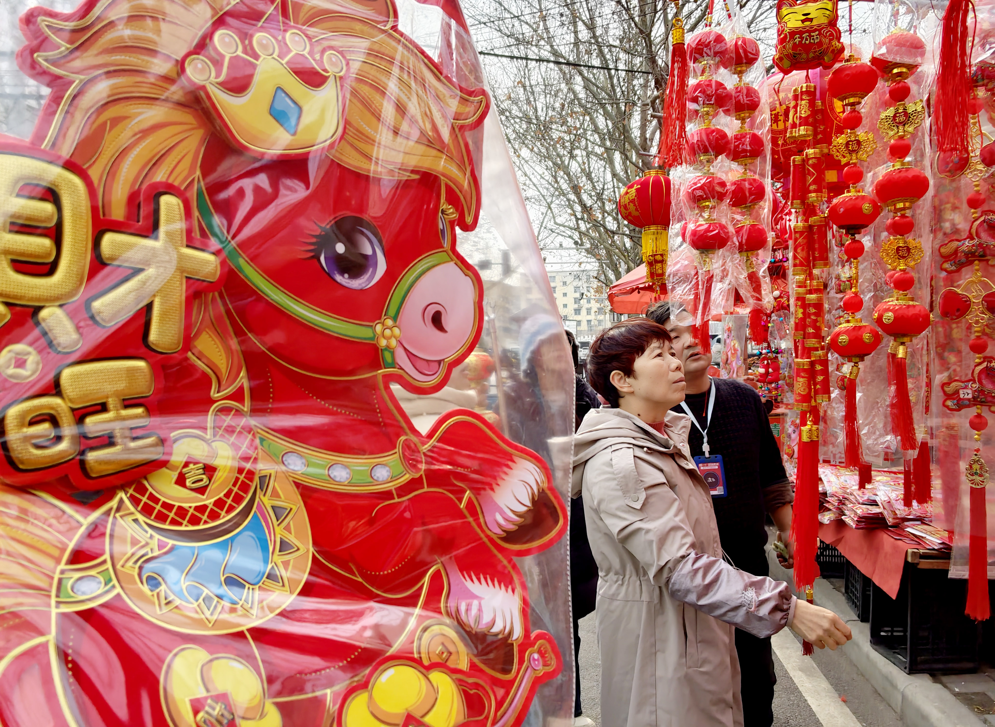 2月11日,市区一农贸市场,年饰用品喜庆洋洋。 2月11日,市区一农贸市场,年饰用品喜庆洋洋。