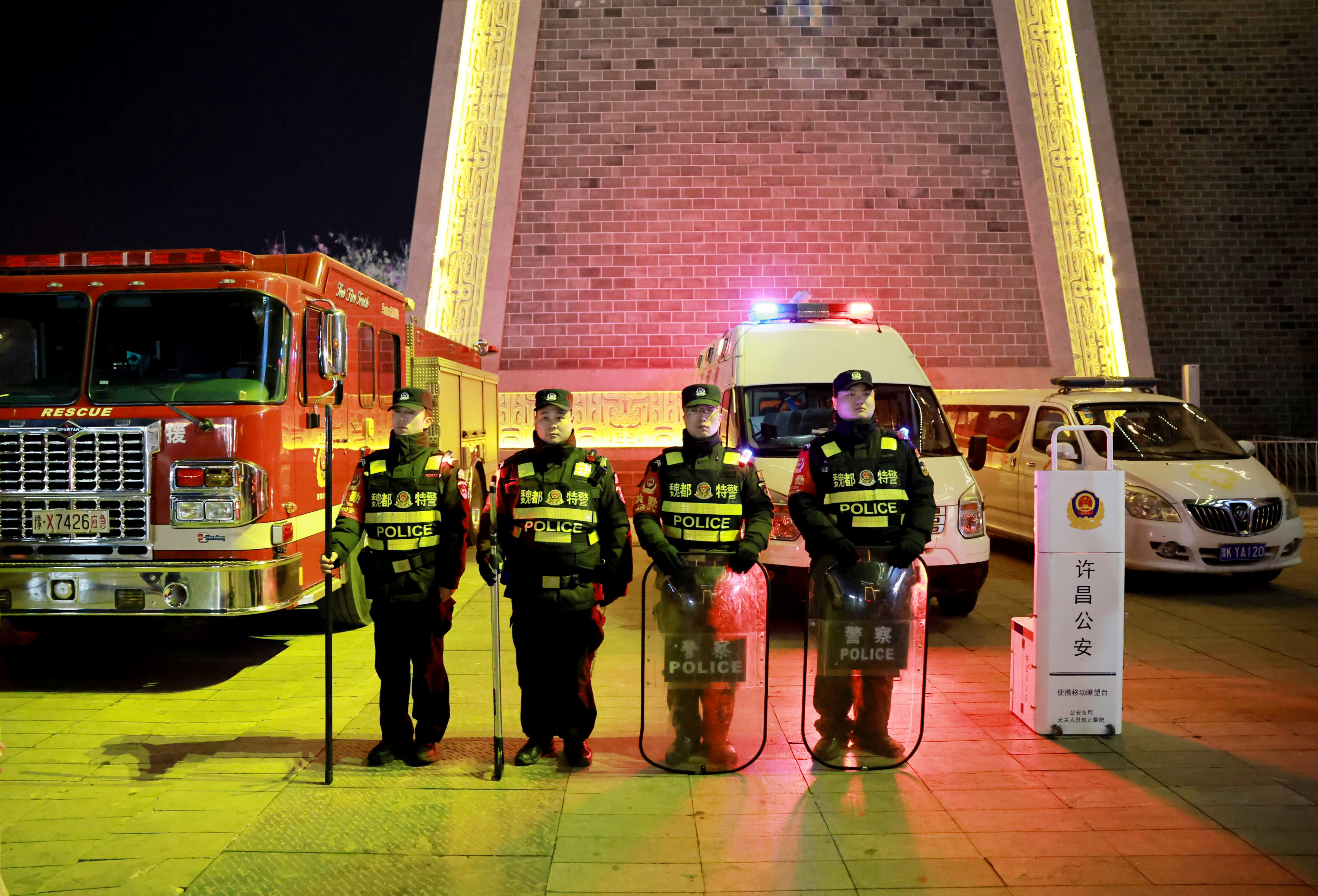 1月16日，公安干警在南城门站岗执勤。