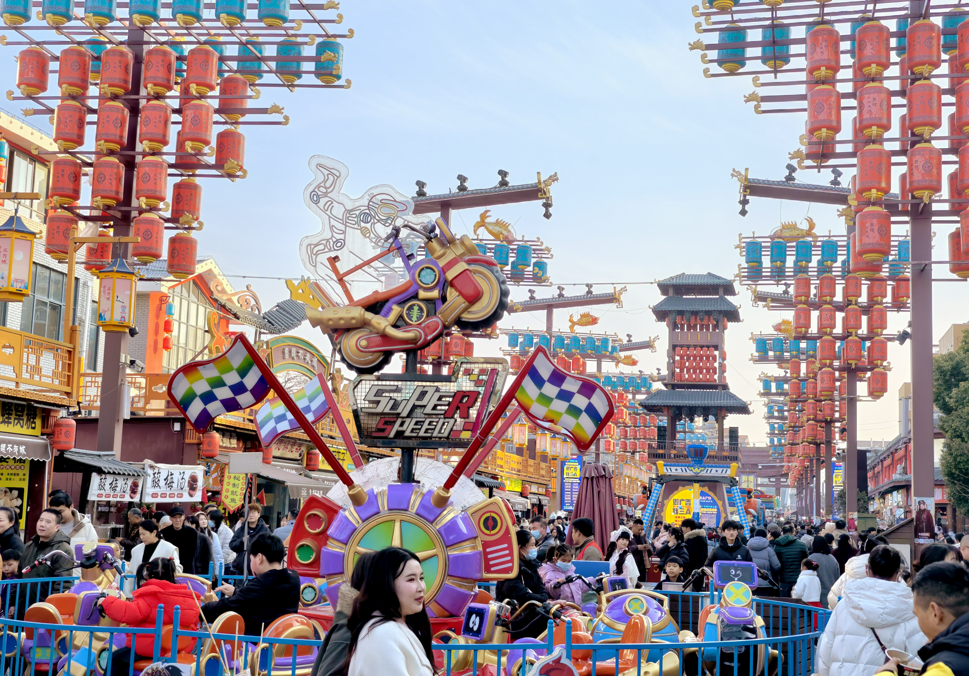2月18日，市民与游客在曹魏不夜城步行街游玩打卡。