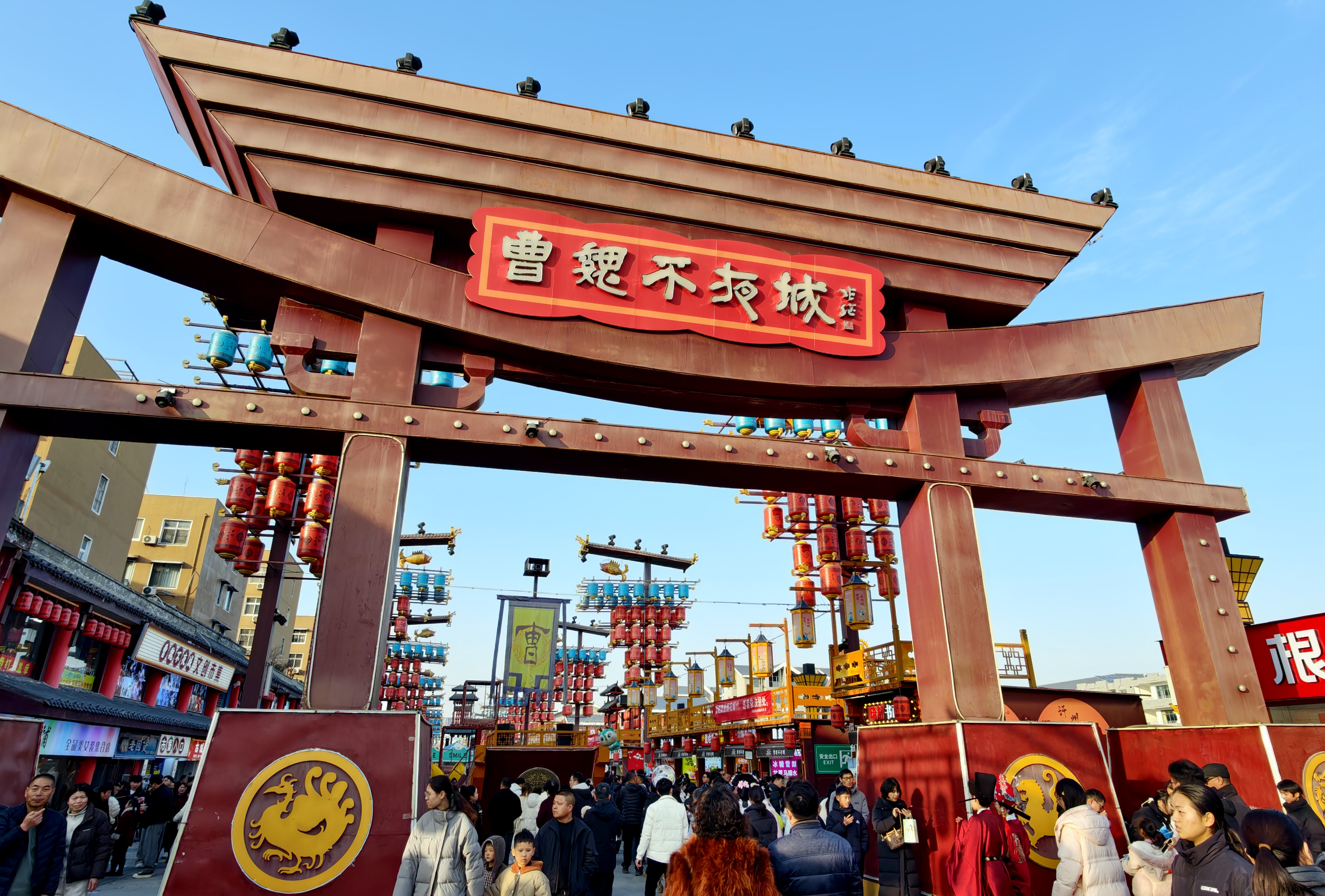 2月18日，曹魏不夜城步行街，众多市民与游客前来游玩，感受新春的喜庆与活力。