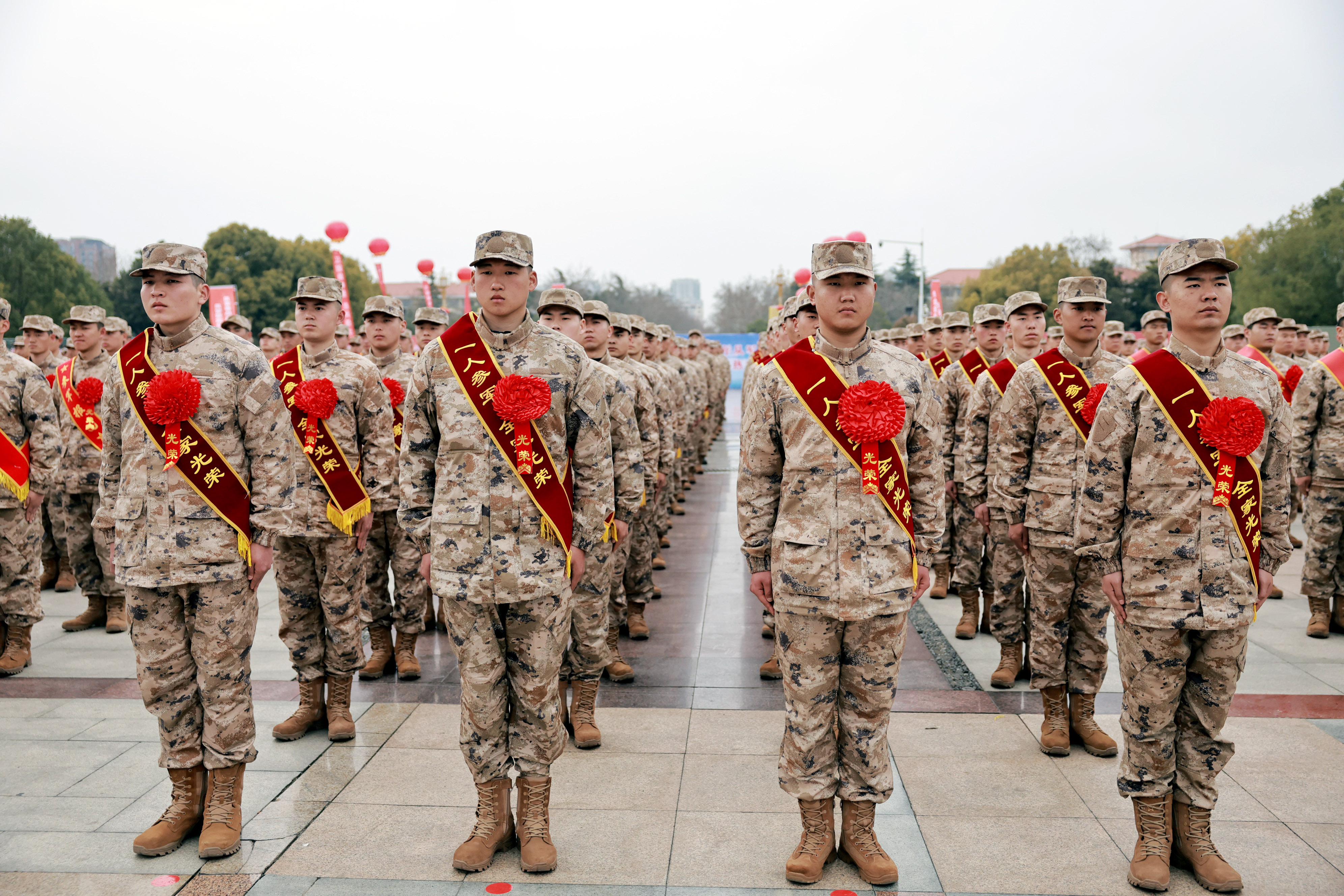 入伍新兵整装待发。