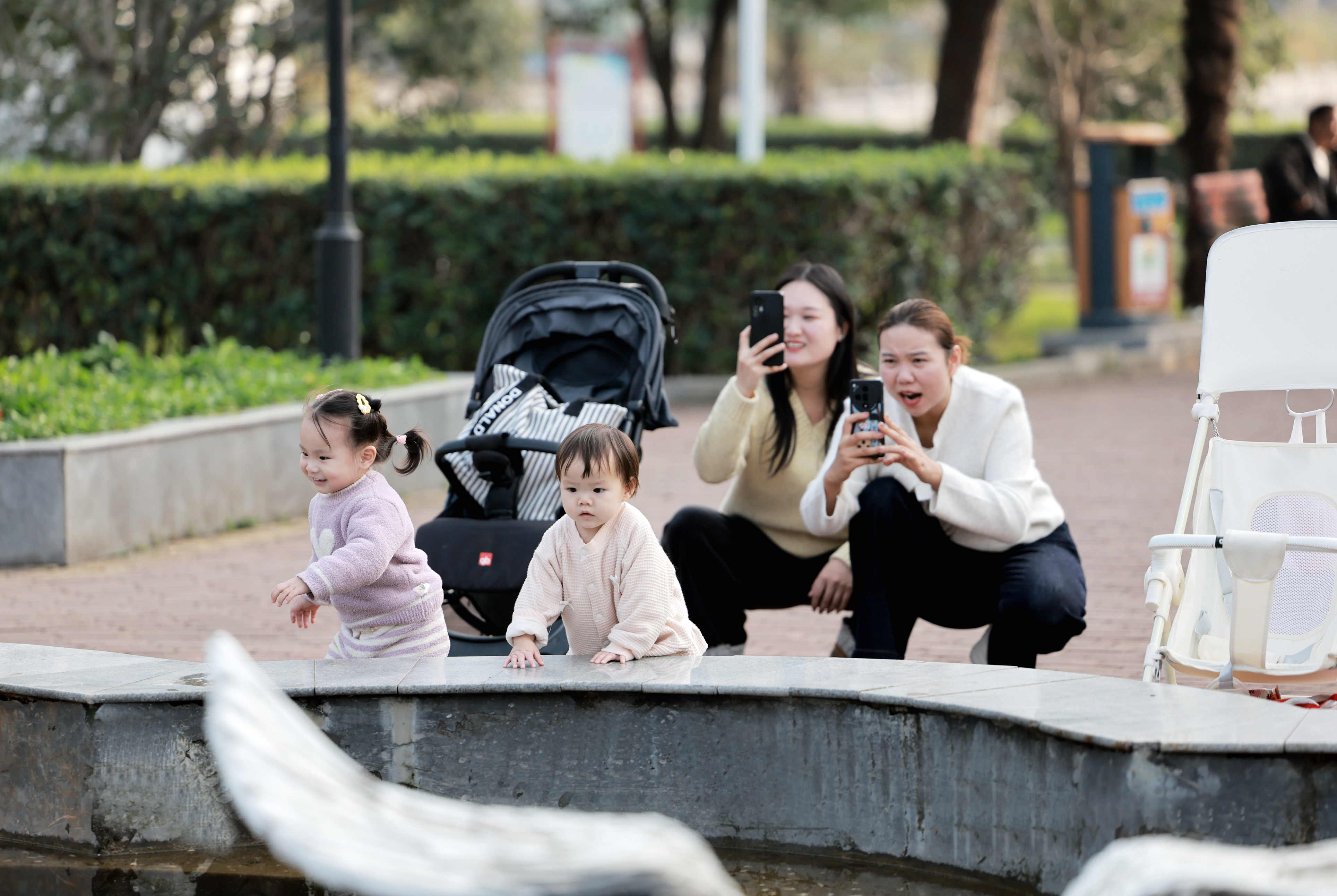 11月13日，年轻的母亲用手机记录孩子的开心与快乐。