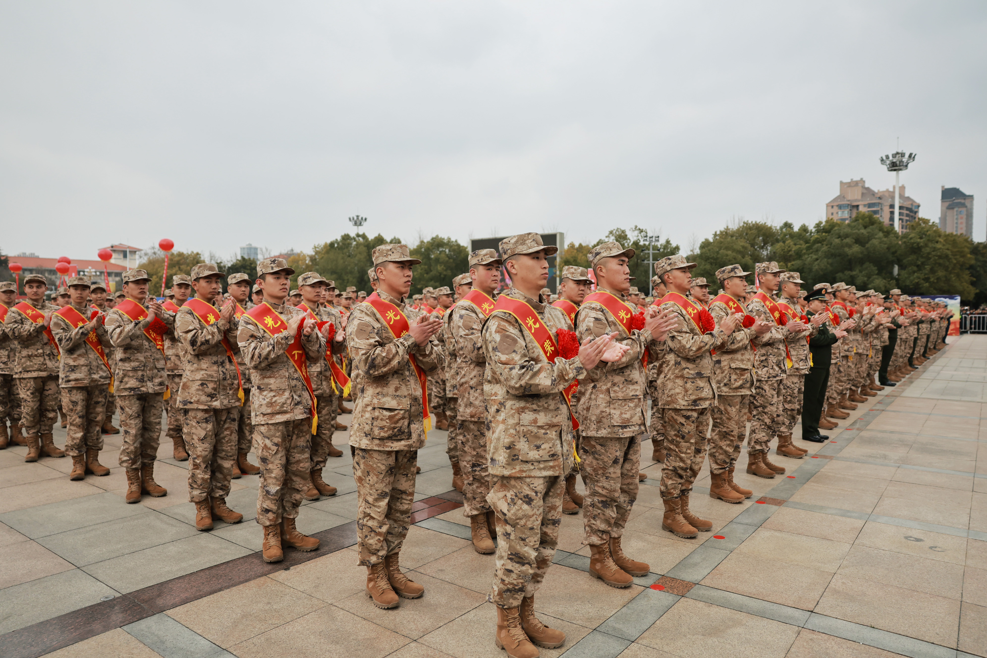 入伍新兵整装待发。