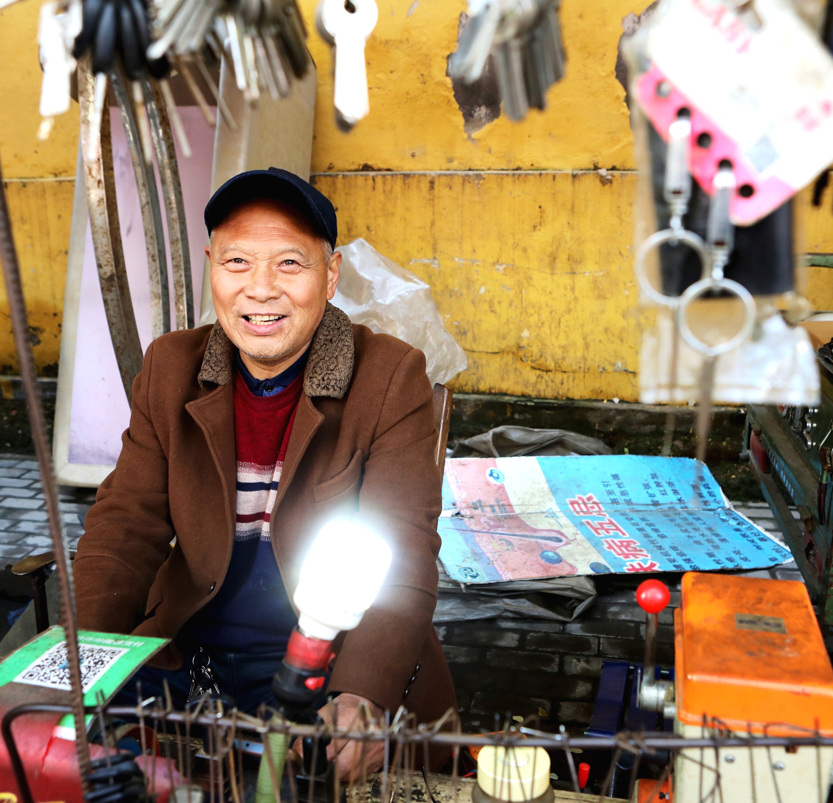 刘国亮师傅正在给顾客选配钥匙