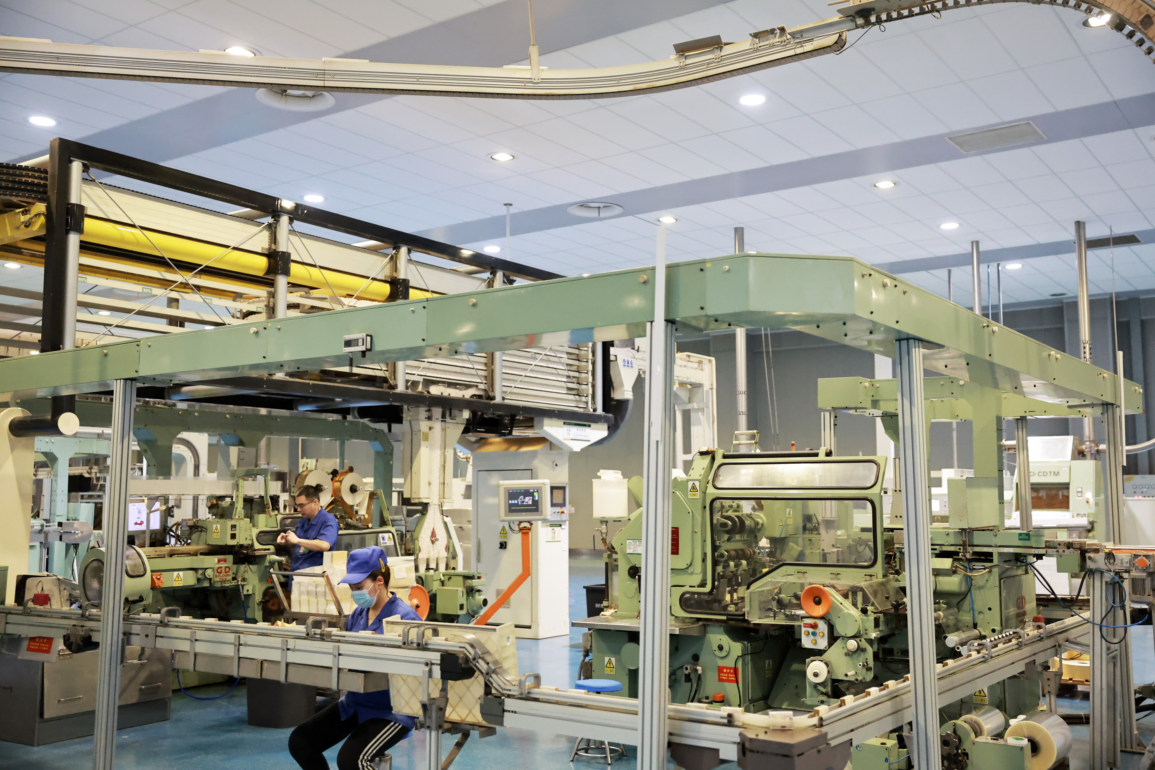 员工在生产线上忙生产。 员工在生产线上忙生产。