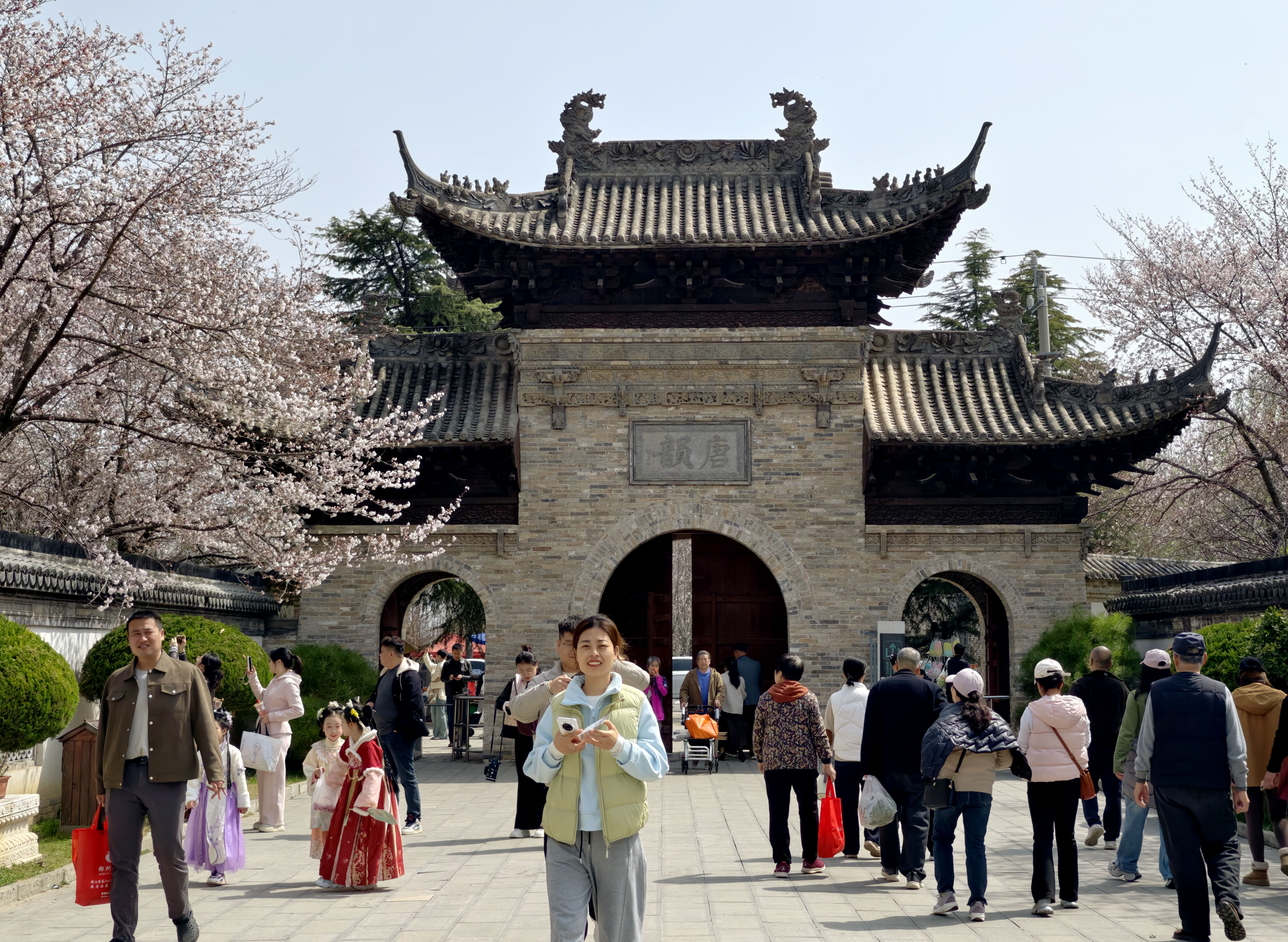 3月22日,游客在唐韵樱花园赏景游玩。 3月22日,游客在唐韵樱花园赏景游玩。