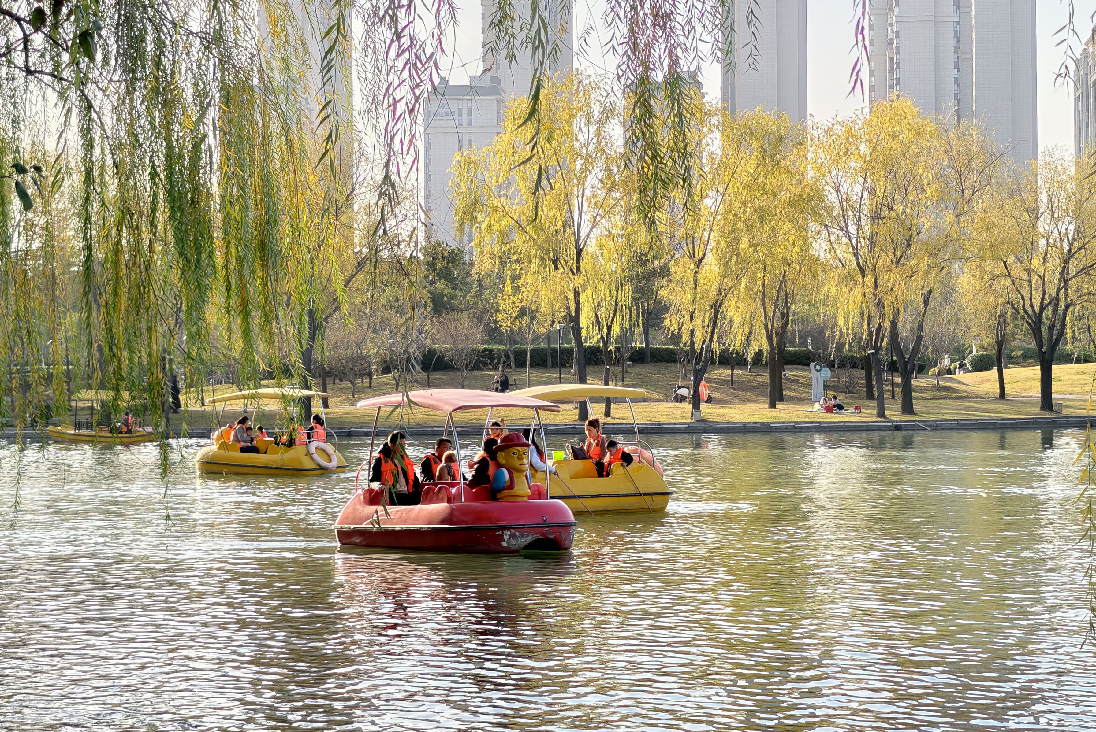 11月23日，市民泛舟湖面，享受惬意时光。