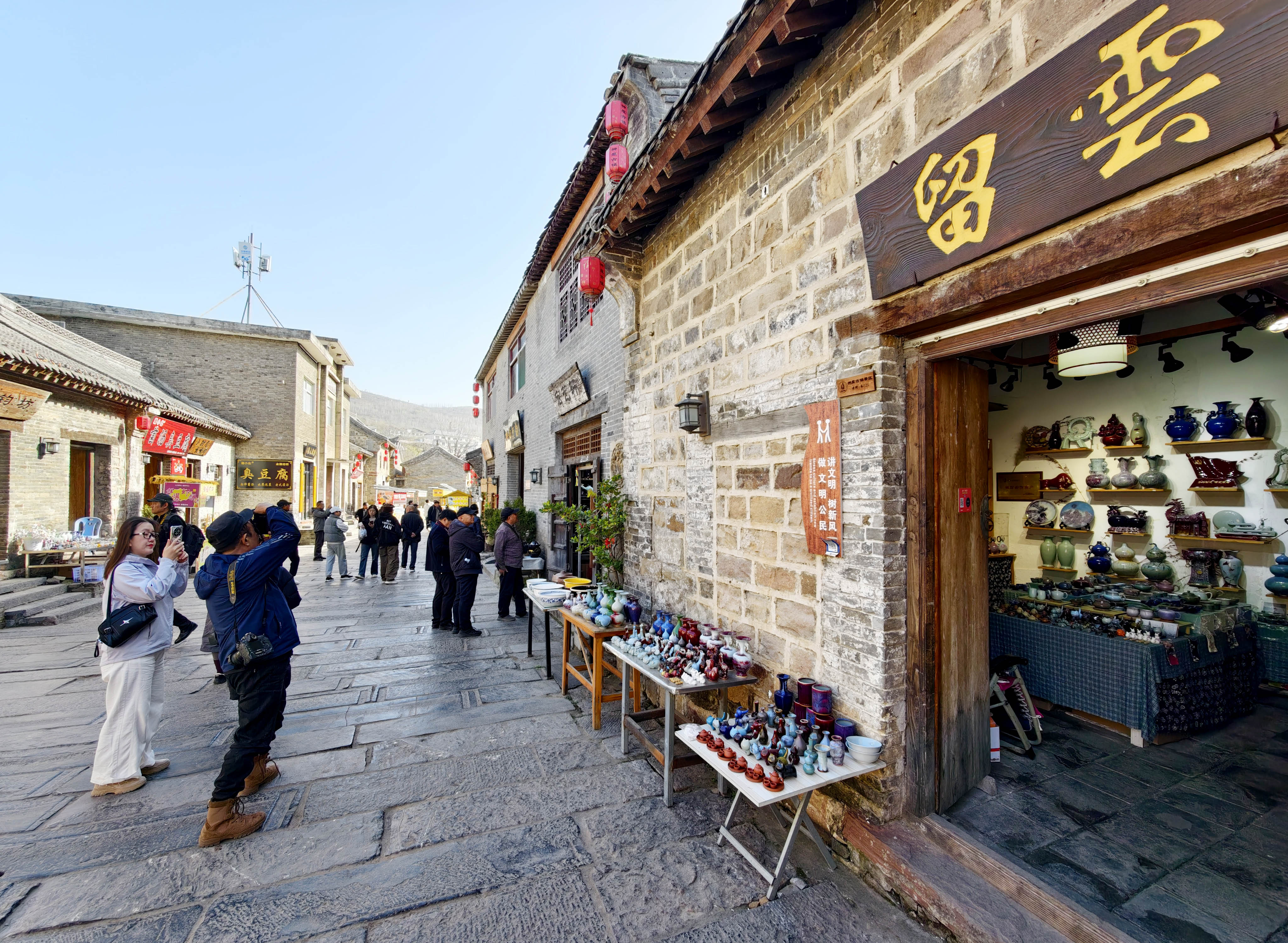 摄影家记录古镇老街的生活气息。 摄影家记录古镇老街的生活气息。