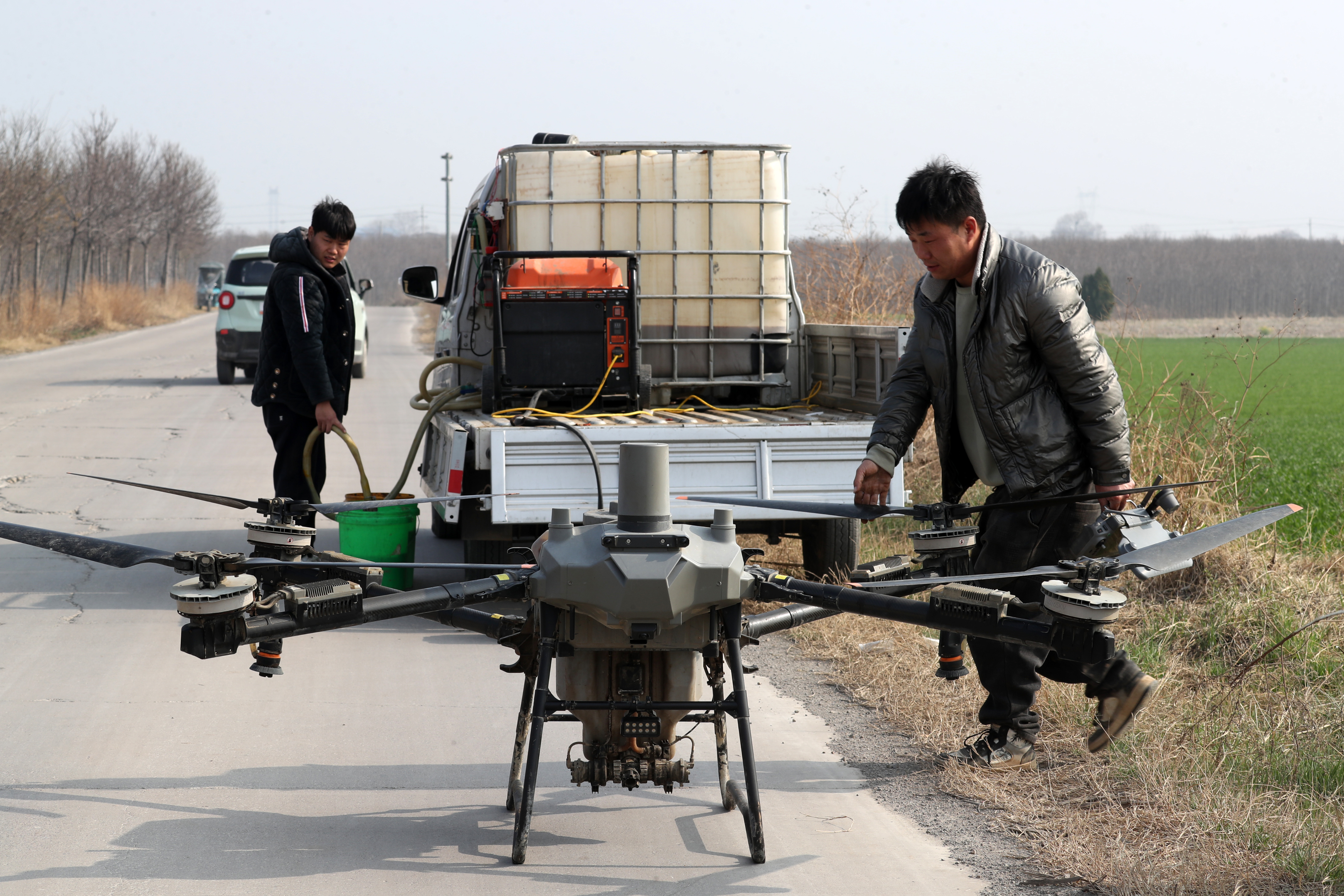 3月10日,种粮大户对植保无人机进行作业准备。 3月10日,种粮大户对植保无人机进行作业准备。