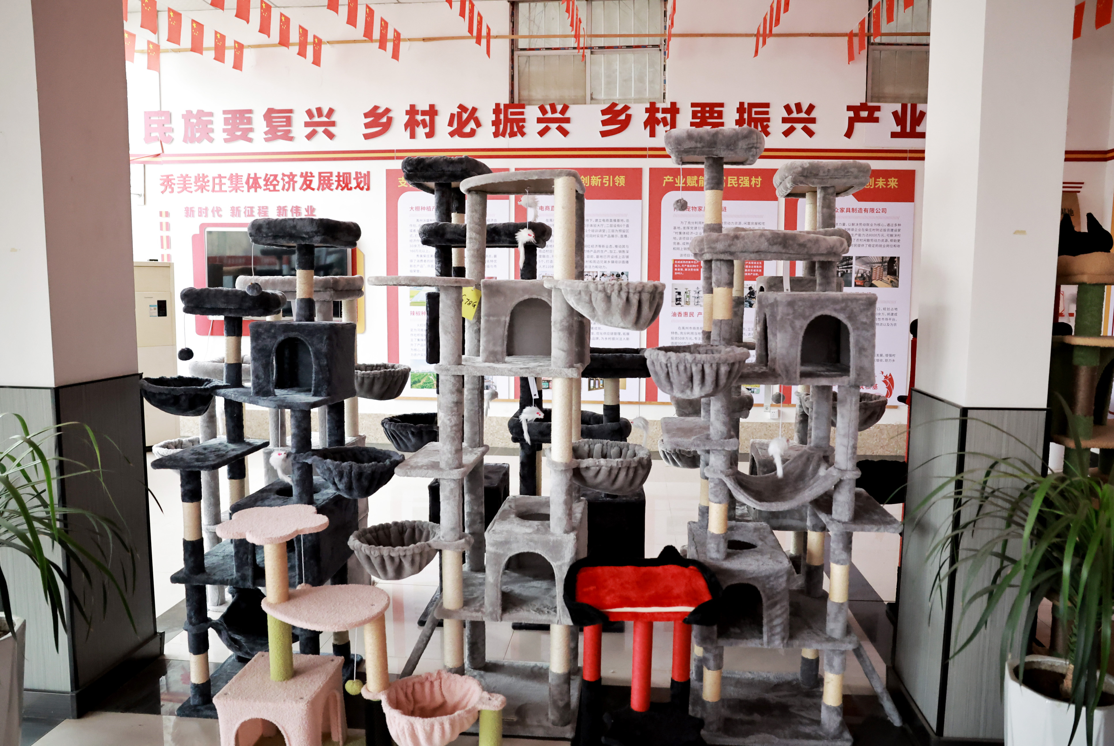 该公司生产的猫爬架宠物用品。 该公司生产的猫爬架宠物用品。