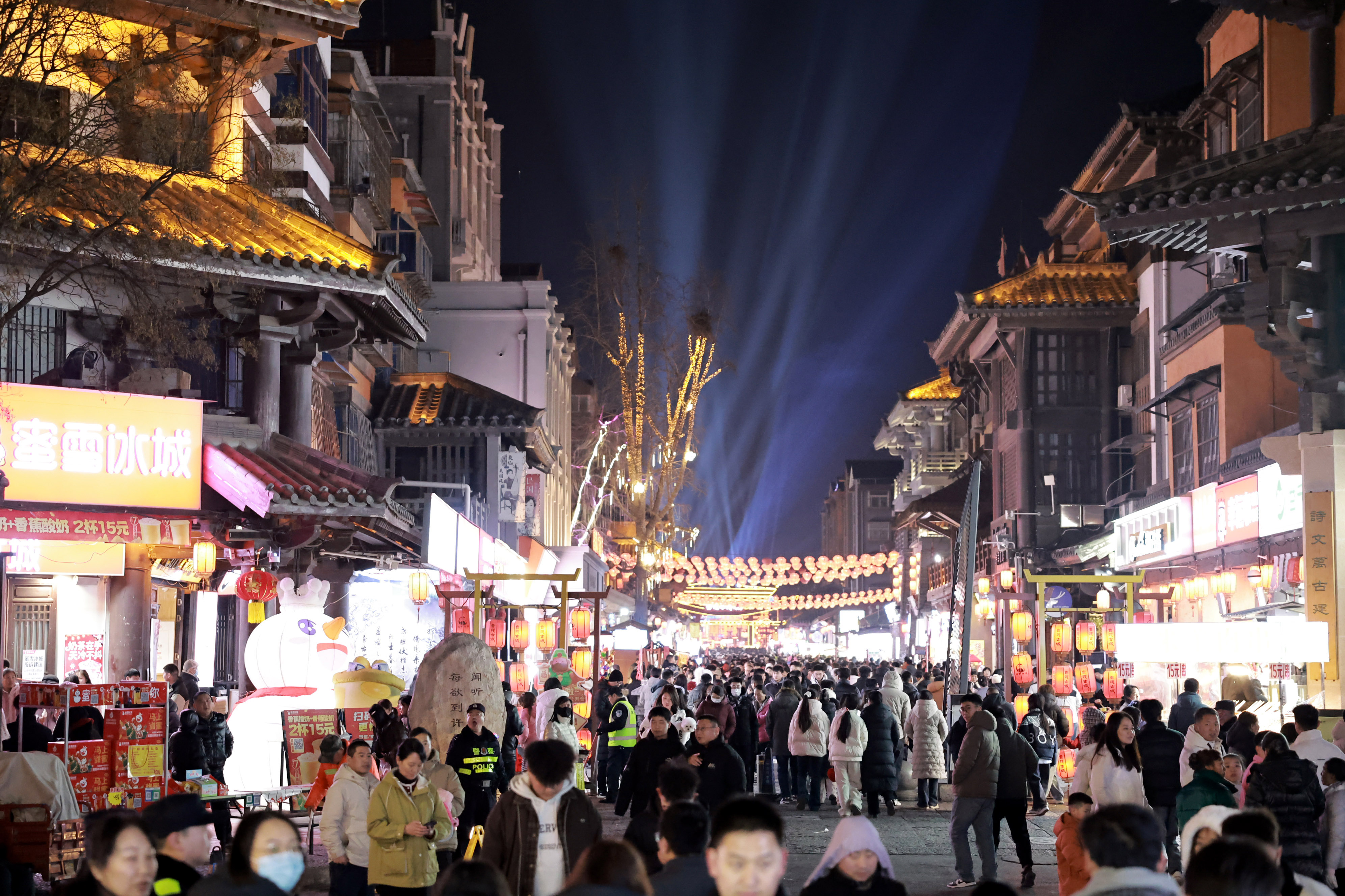 1月16日，市民与游客在曹魏古城游玩。