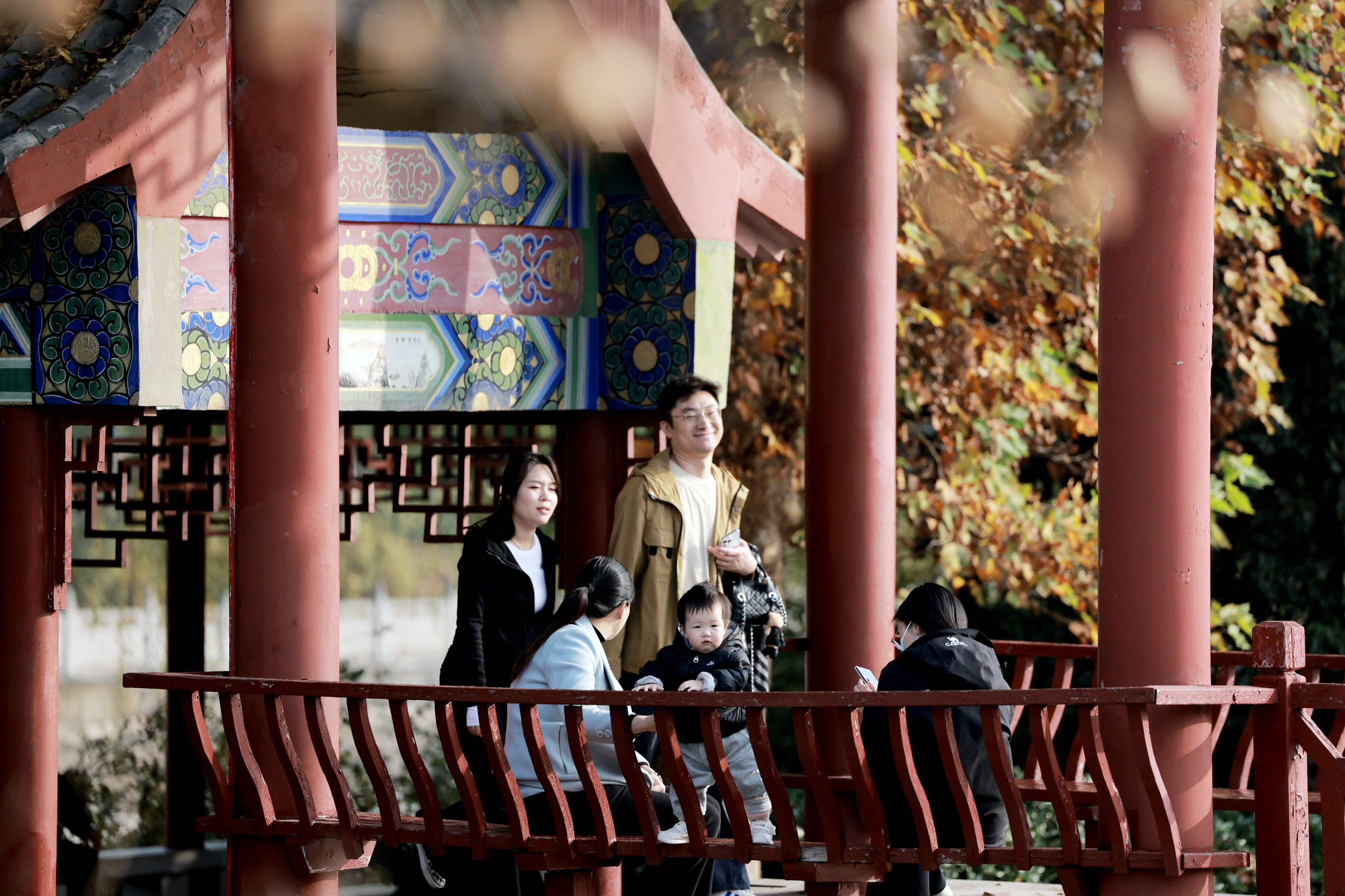 11月13日，人们在凉亭休闲，享受阳光和温暖。