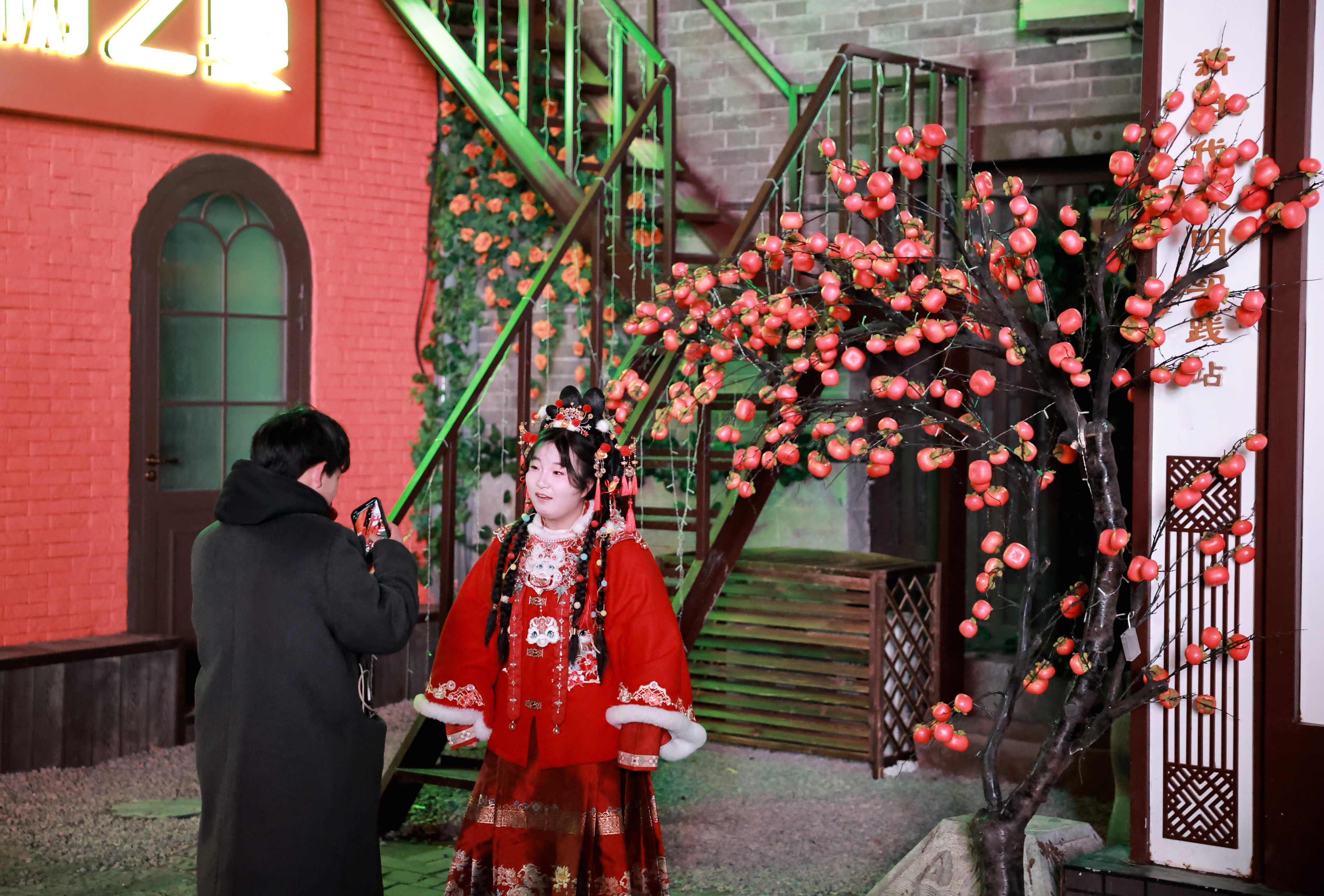 1月16日，市民与游客在曹魏古城拍照打卡。