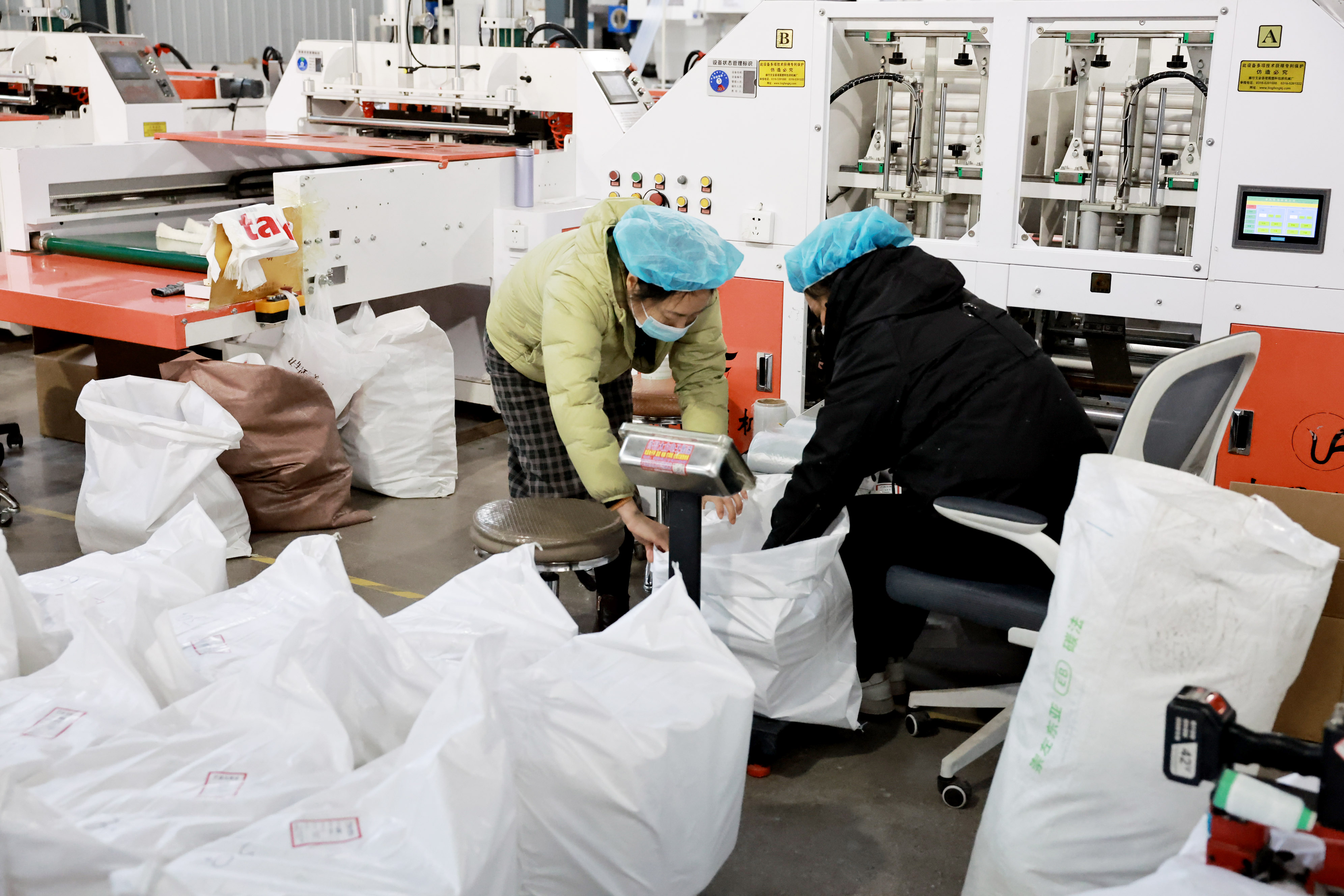 工人正在打包可降解塑料袋产品。