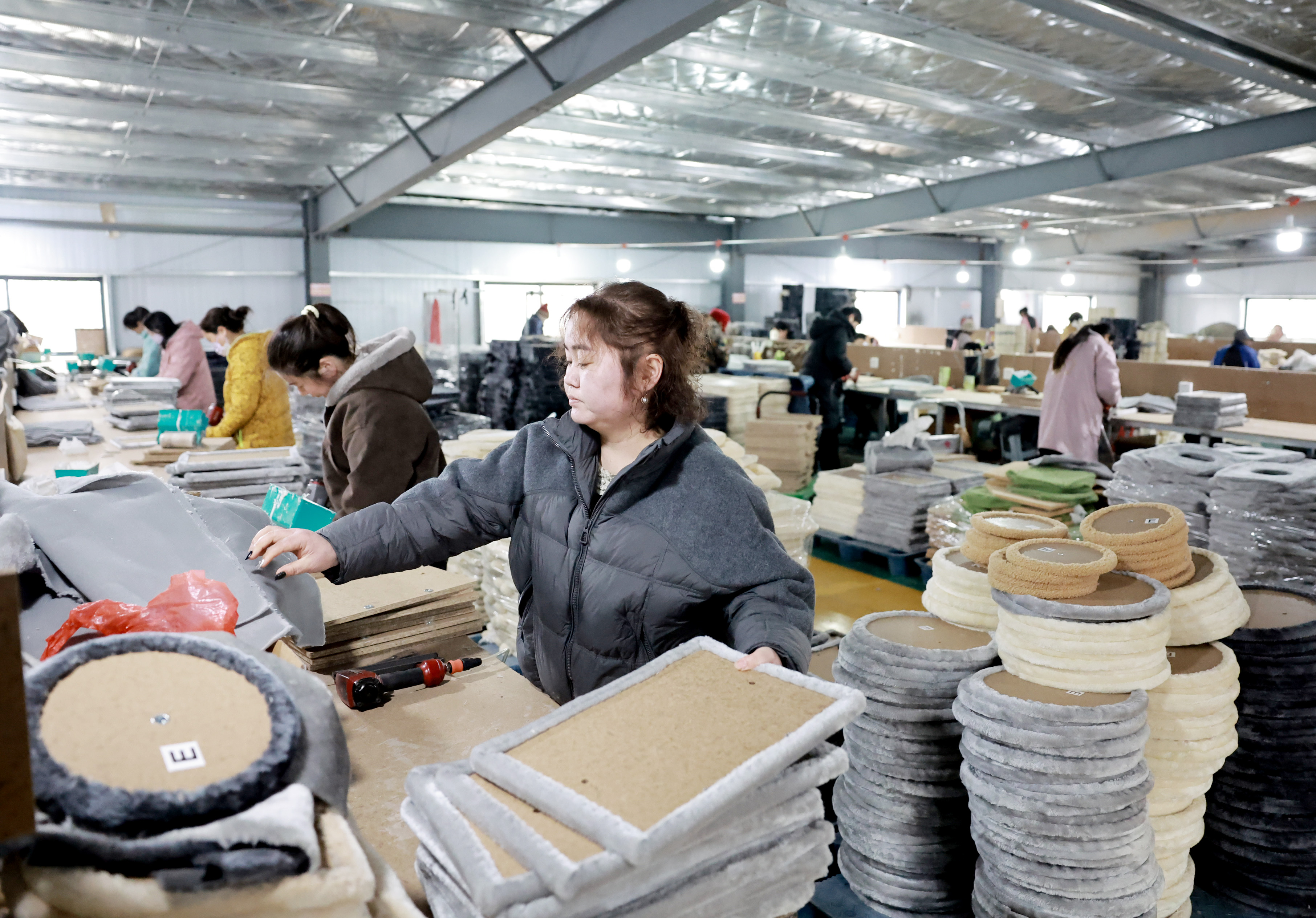 工人忙着生产猫爬架产品。 工人忙着生产猫爬架产品。