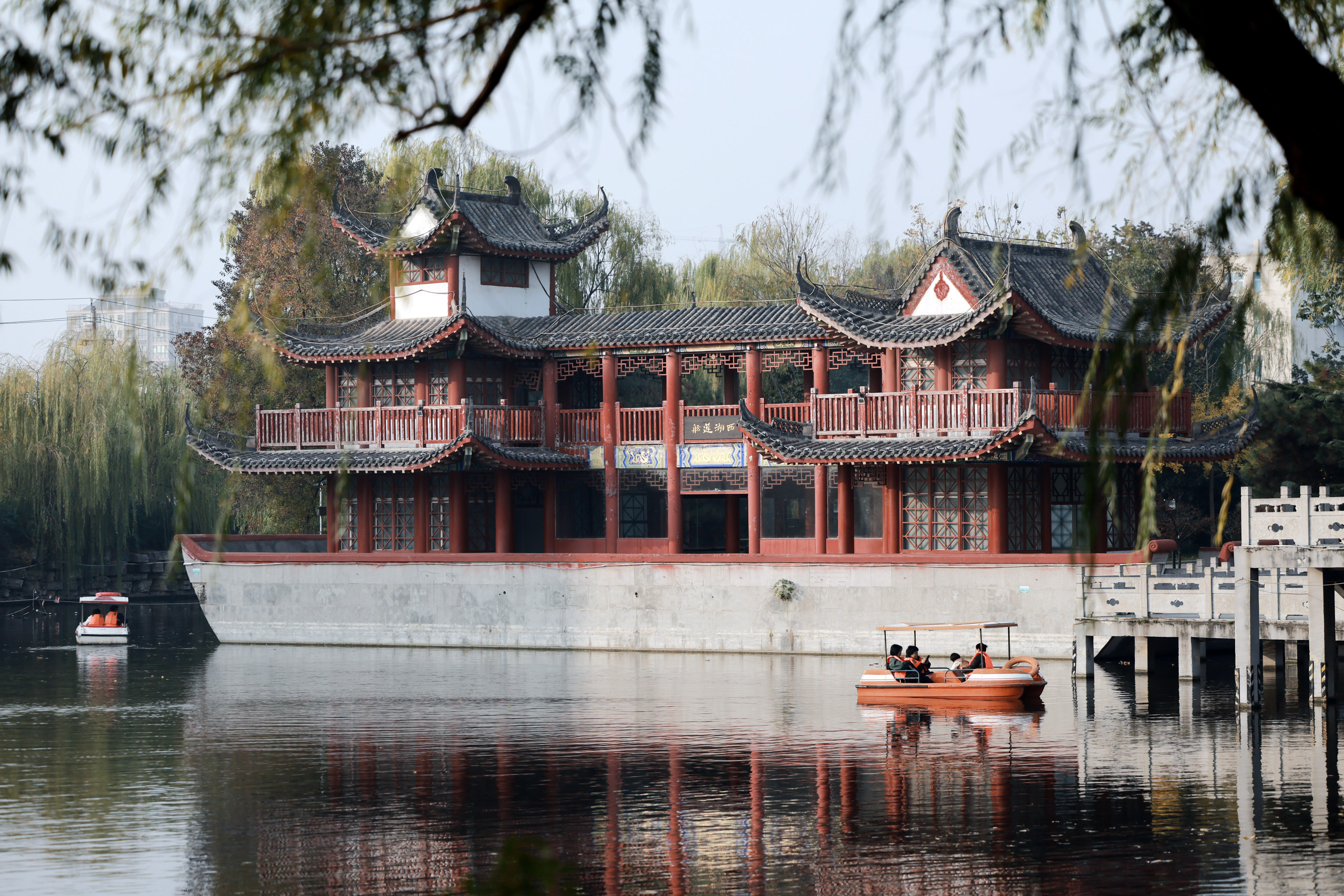 飞檐翘角的西湖莲舫倒映水中。（11月13日摄）