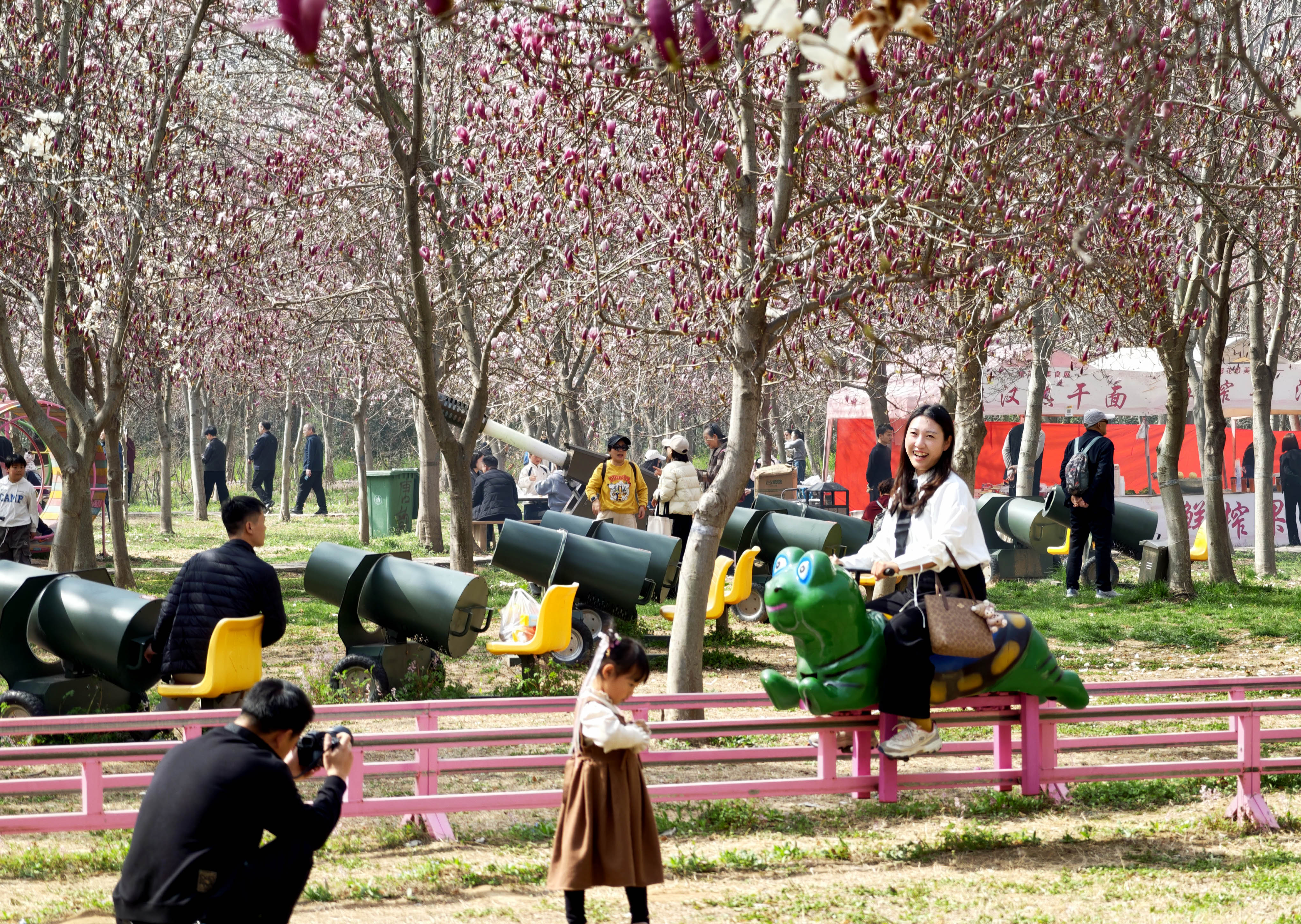 3月22日，游客赏景游玩。