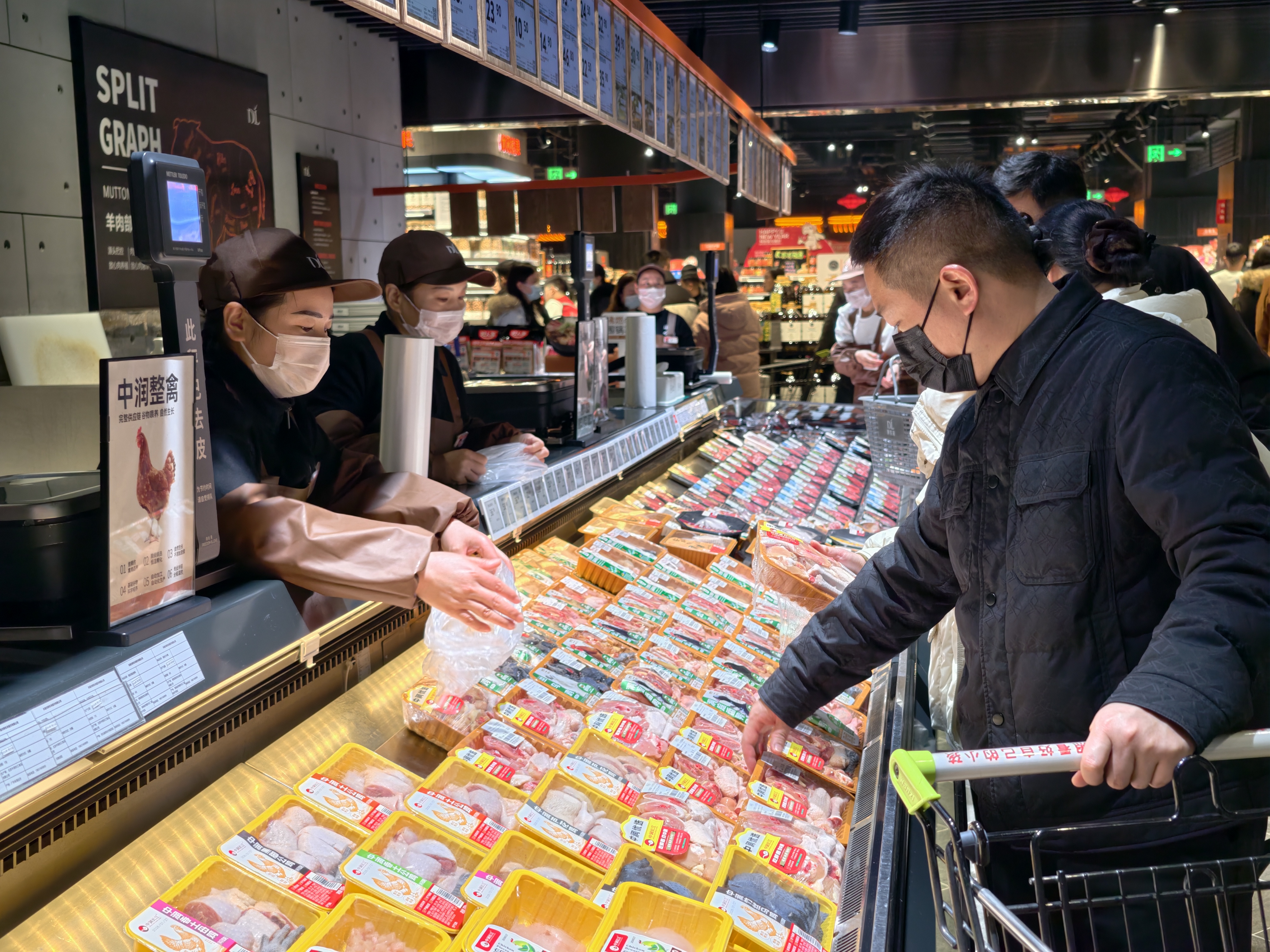 2月11日,市民在超市选购生鲜肉。 2月11日,市民在超市选购生鲜肉。