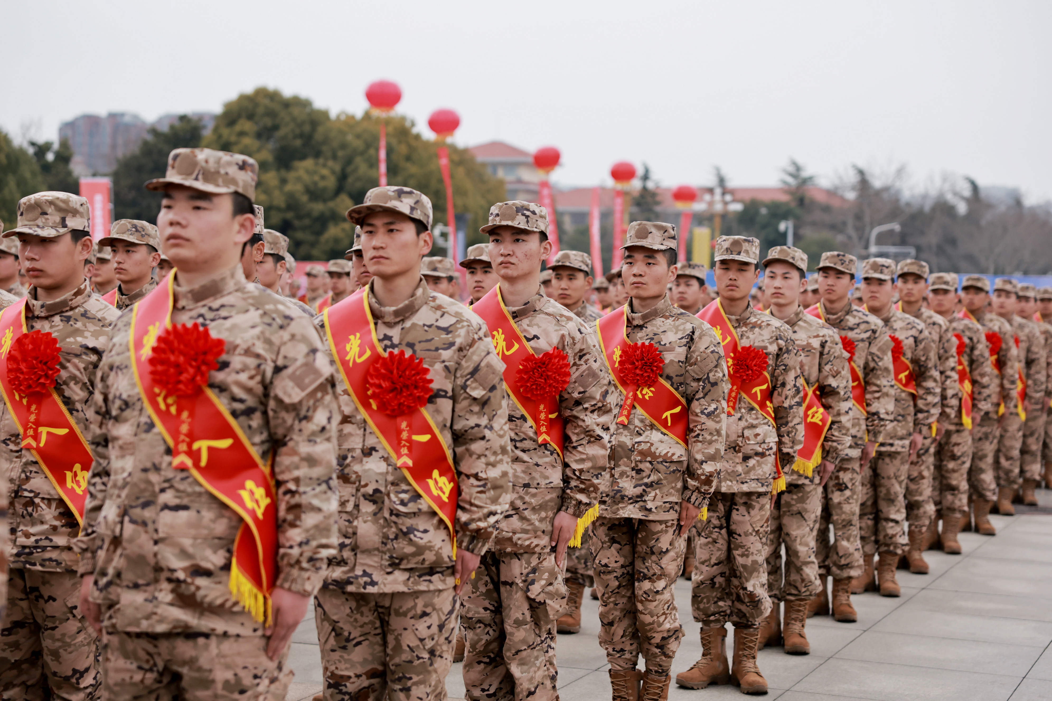 入伍新兵整装待发。