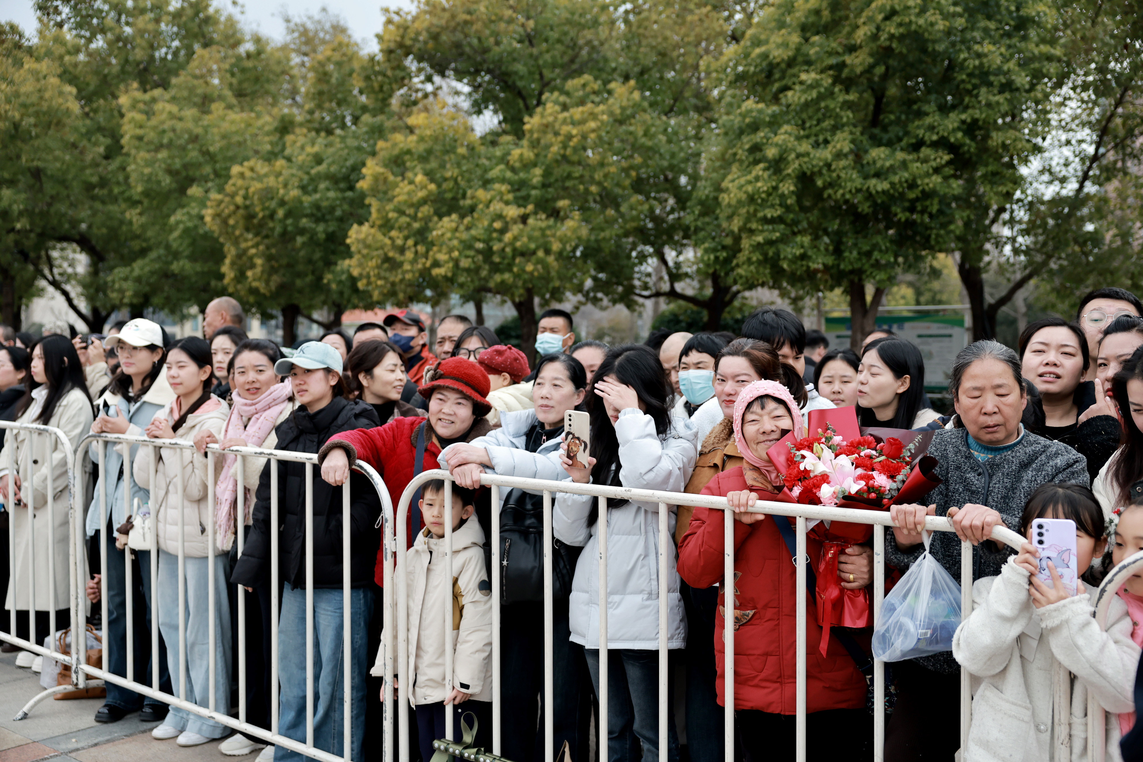 新兵家属及市民群众前来欢送。