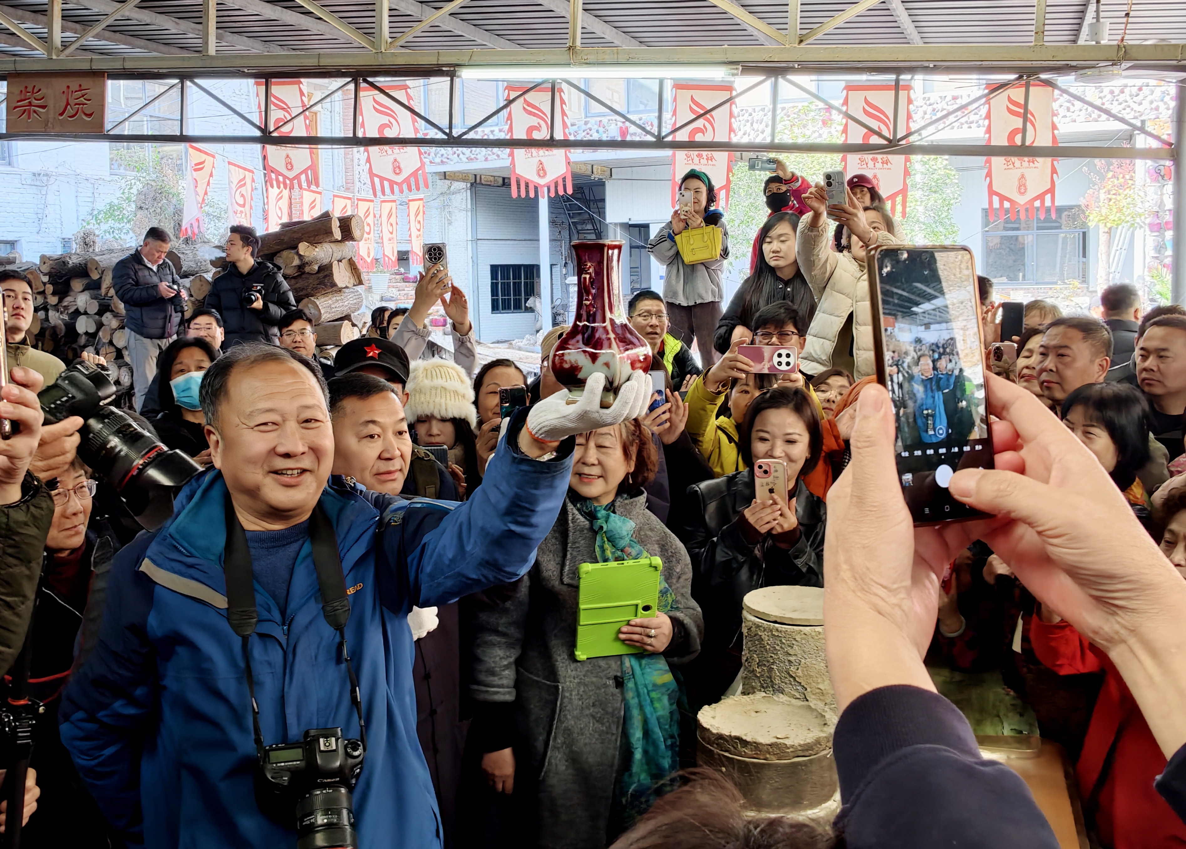 出窑的钧瓷作品吸引众人拍摄。 出窑的钧瓷作品吸引众人拍摄。