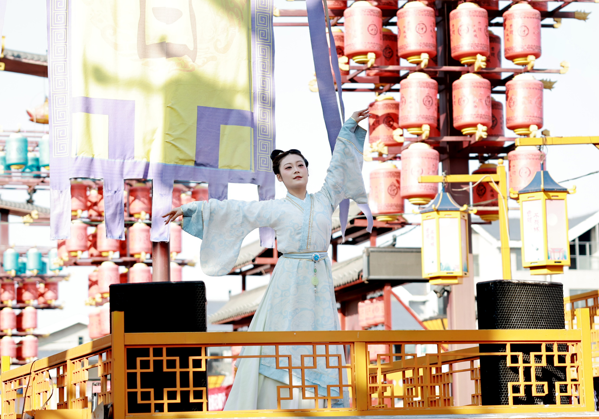 2月18日，市区曹魏不夜城步行街，演员身着素雅汉服翩翩起舞，将传统舞蹈融入现代文旅场景。