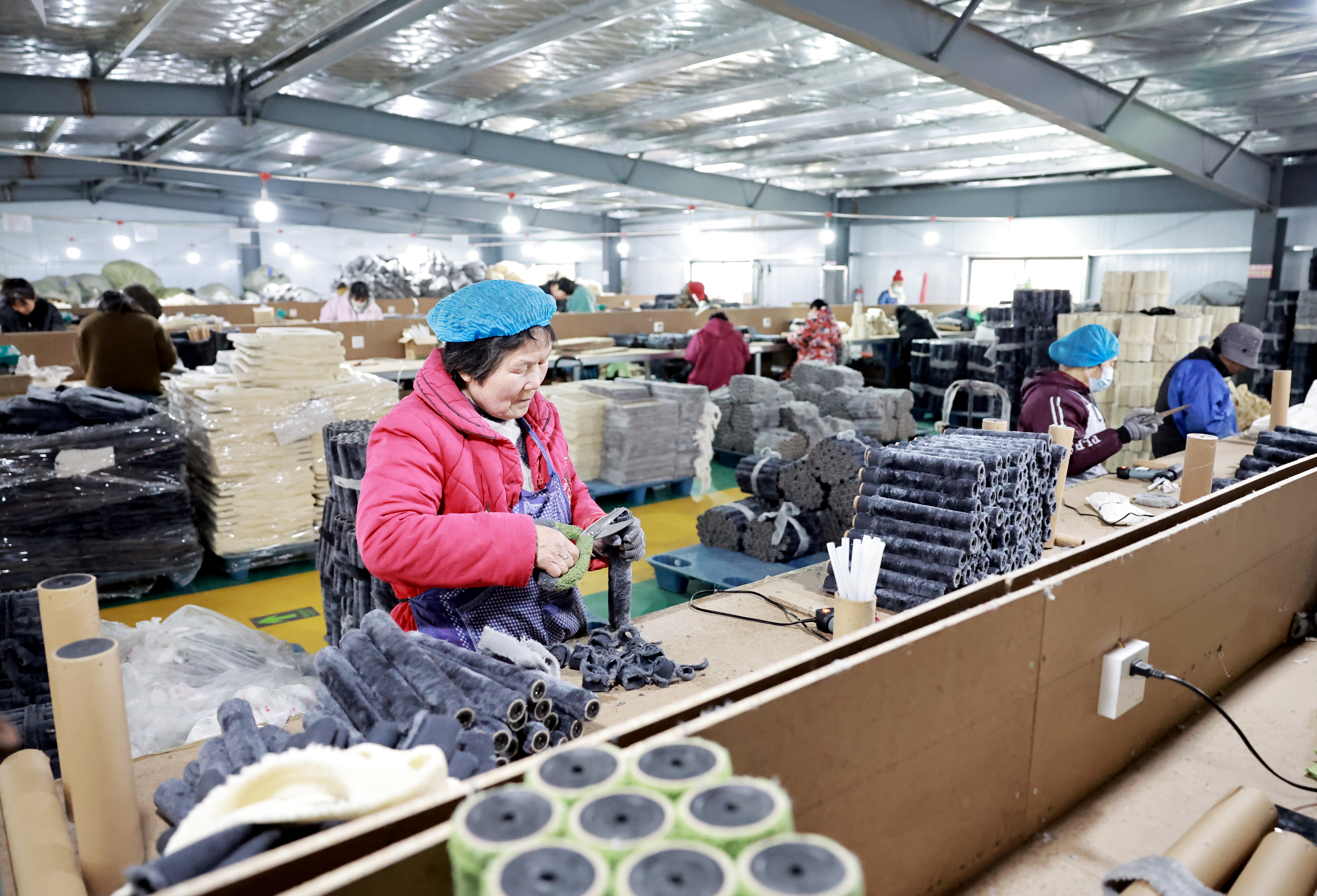 工人忙着生产猫爬架产品。 工人忙着生产猫爬架产品。