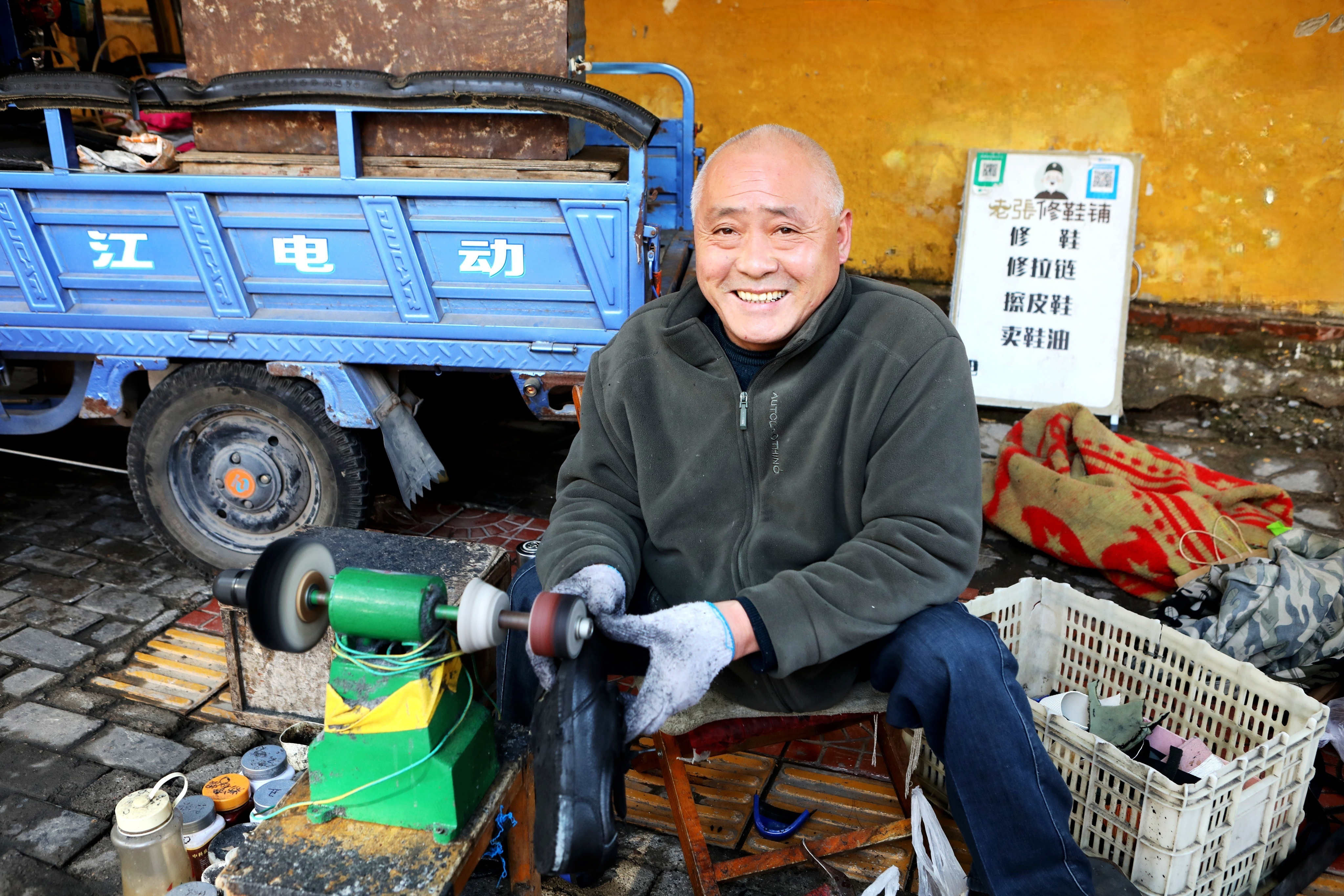 张新安师傅正在给顾客打磨鞋底